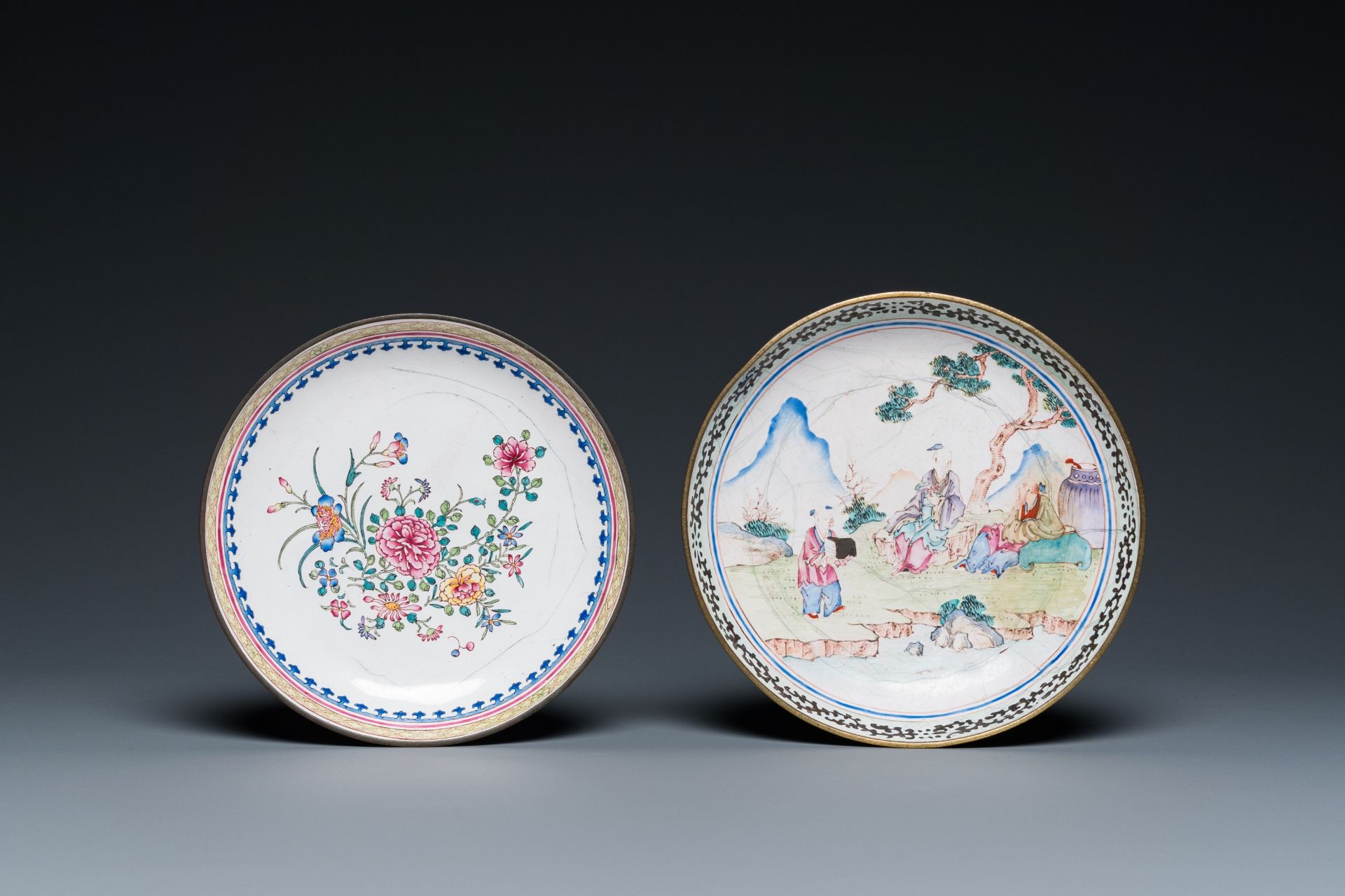 Two Chinese Canton enamel covered bowls on stands and two bowls, 18/19th C. - Bild 2 aus 9
