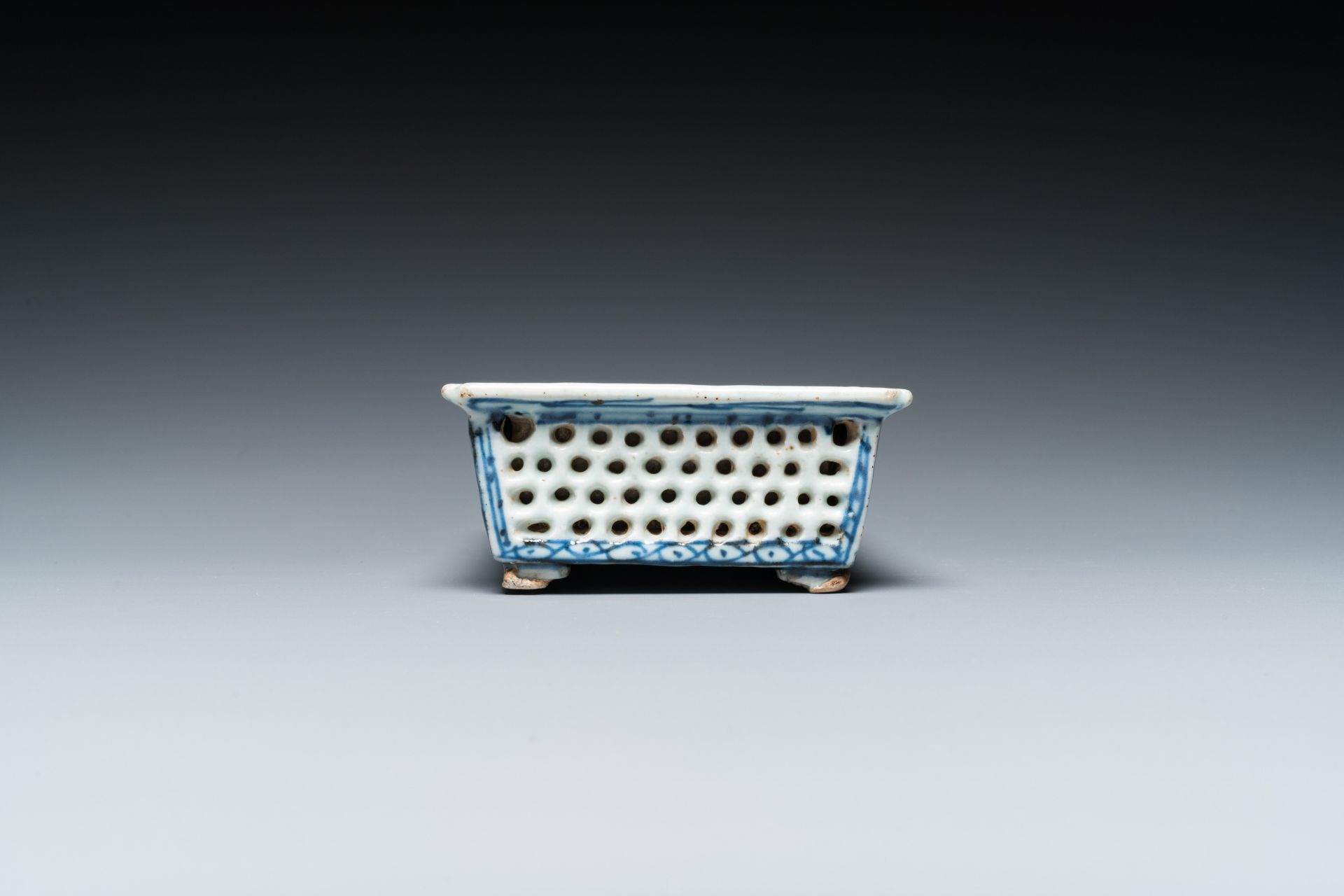 13 pieces of blue and white Chinese porcelain, 18/20th C. - Image 15 of 17