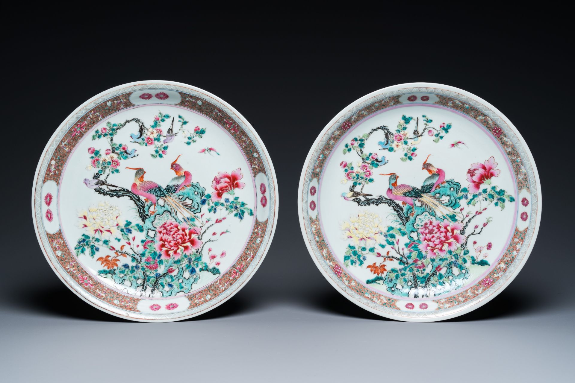 A pair of fine Chinese famille rose 'pheasants' dishes, 19th C. - Bild 2 aus 3