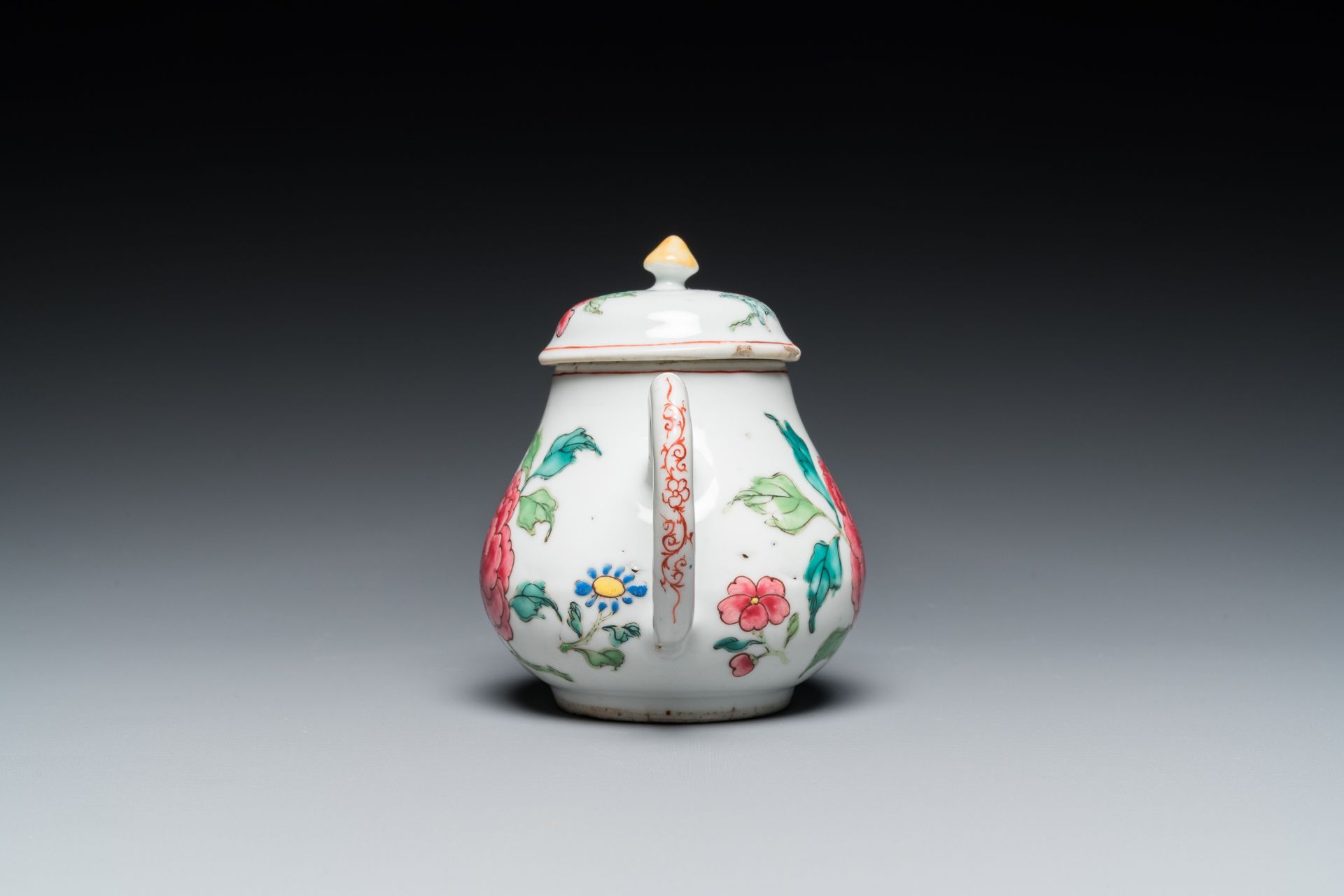 A Chinese famille rose 'peony' teapot and cover, Yongzheng - Bild 5 aus 7