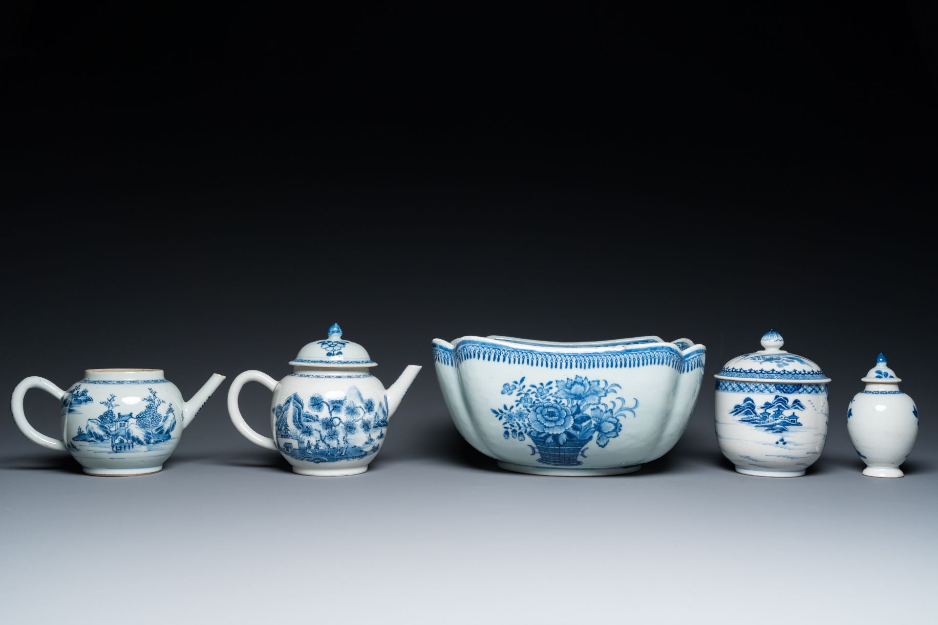 Six Chinese blue and white porcelain wares, Qianlong - Bild 5 aus 11