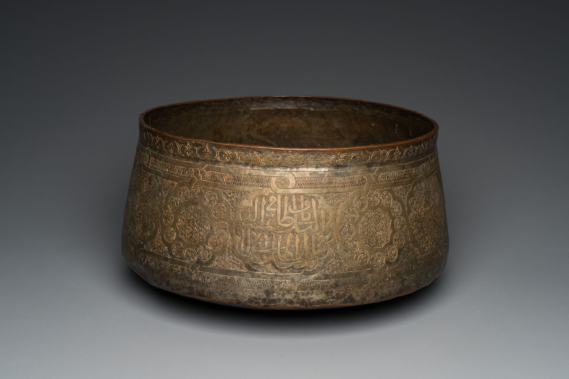 A large Islamic engraved bronze basin with calligraphic design, probably Egypt, 18/19th C. - Image 6 of 8