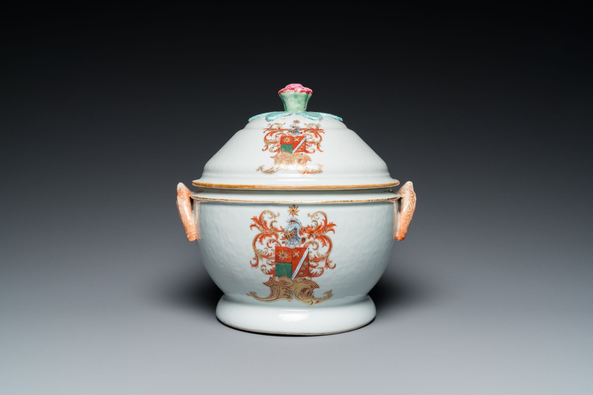 A Chinese Dutch market famille rose armorial tureen with pierced cover with the arms of 'de Heere', - Bild 2 aus 7
