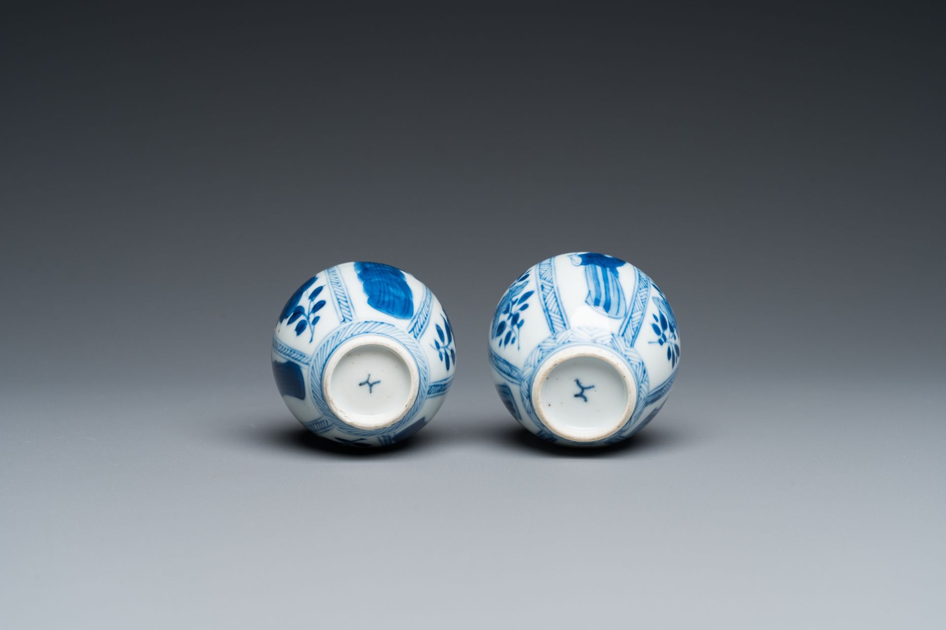 A pair of Chinese blue and white small vases with ladies, Kangxi - Bild 6 aus 6