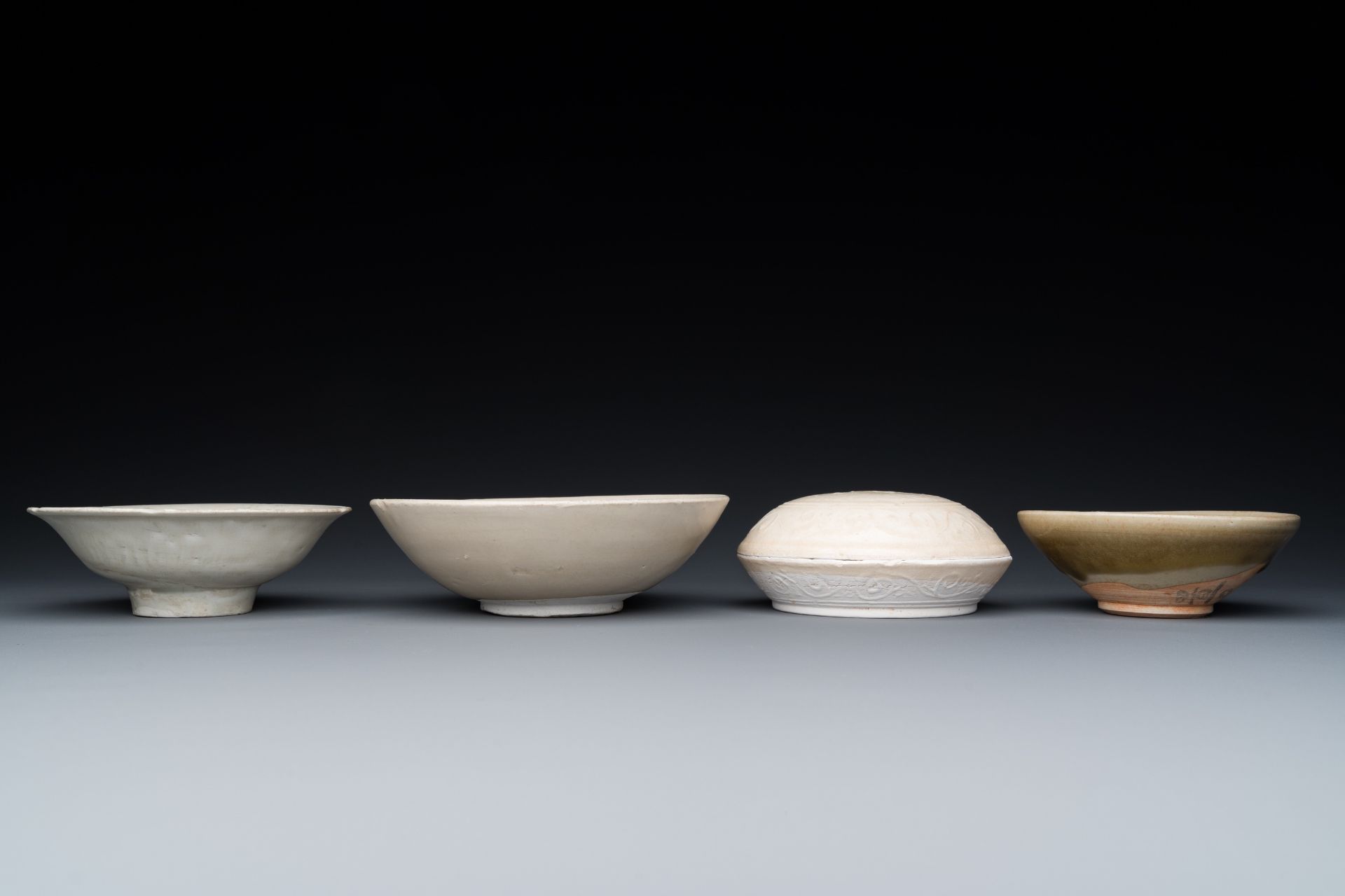 Three Chinese celadon- and qingbai-glazed bowls and a cream-glazed box and cover, Song and later - Image 4 of 8