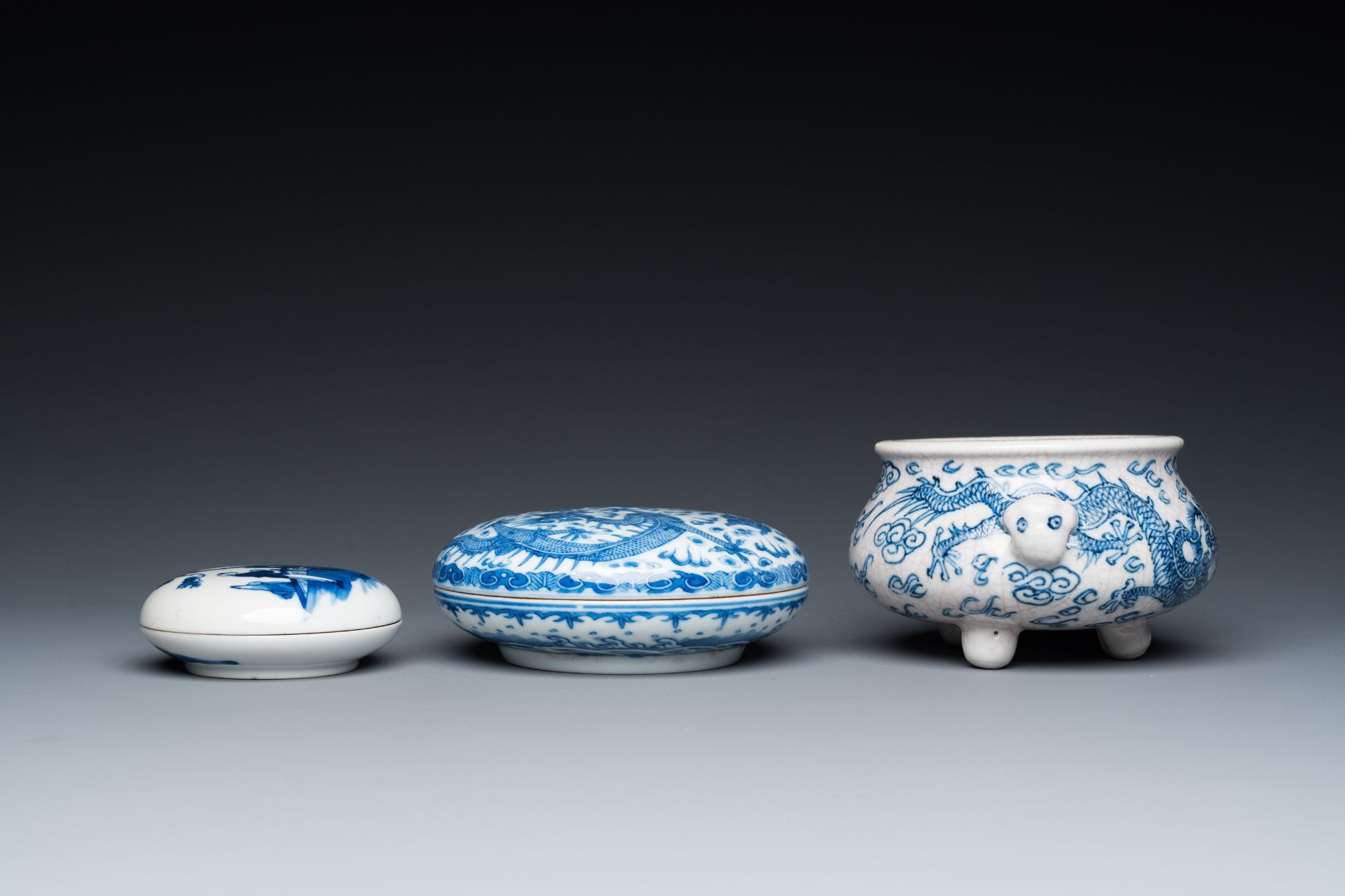 Two Chinese blue and white seal paste boxes and a tripod censer, 19/20th C. - Bild 5 aus 7