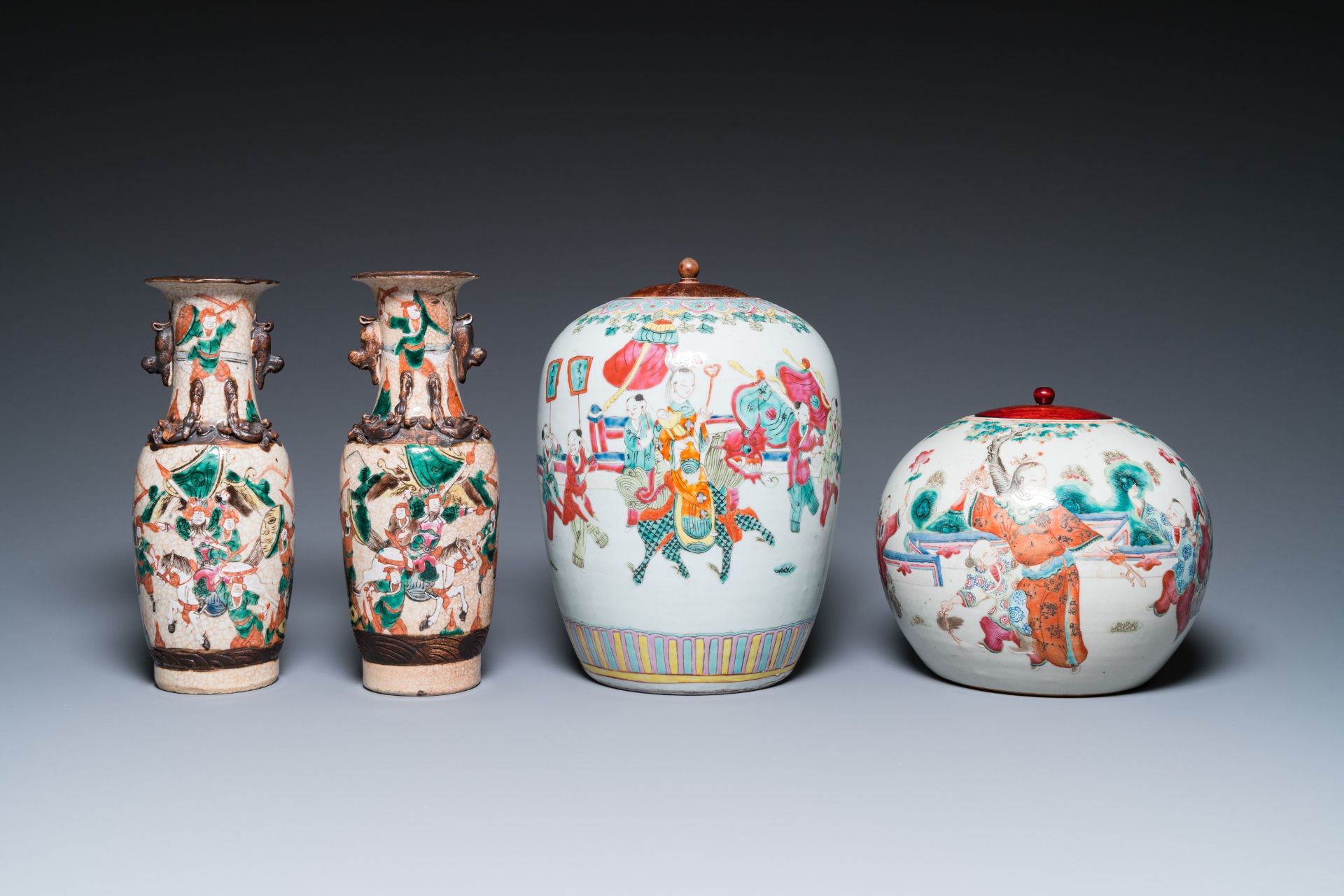 A varied collection of Chinese famille rose and qianjiang cai porcelain, 19/20th C. - Bild 6 aus 19