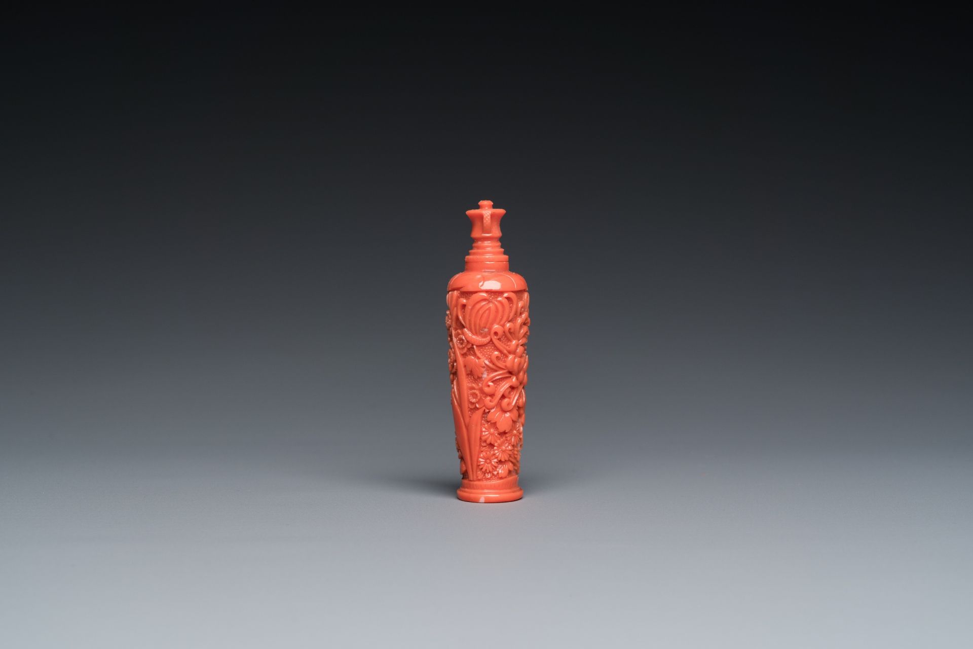A fine Chinese red coral 'chrysanthemum' snuff bottle, 19/20th C. - Image 4 of 6