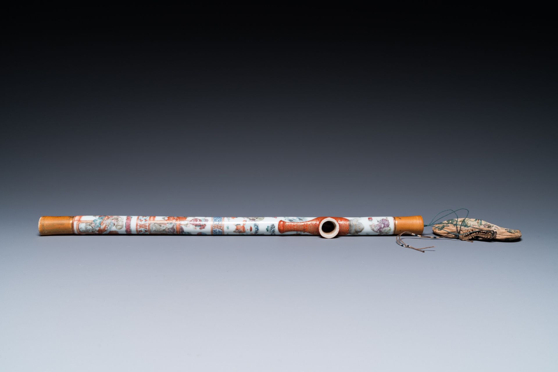 A rare Chinese famille rose opium pipe with narrative scenes, 19th C. - Image 3 of 14