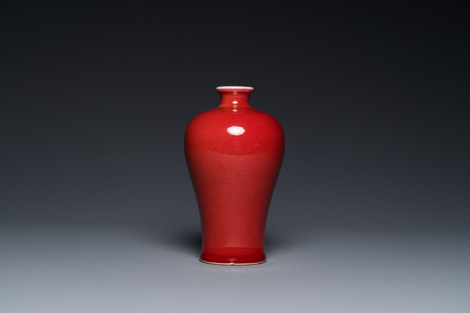 A Chinese monochrome copper-red-glazed 'meiping' vase on wooden stand, Republic - Image 4 of 7