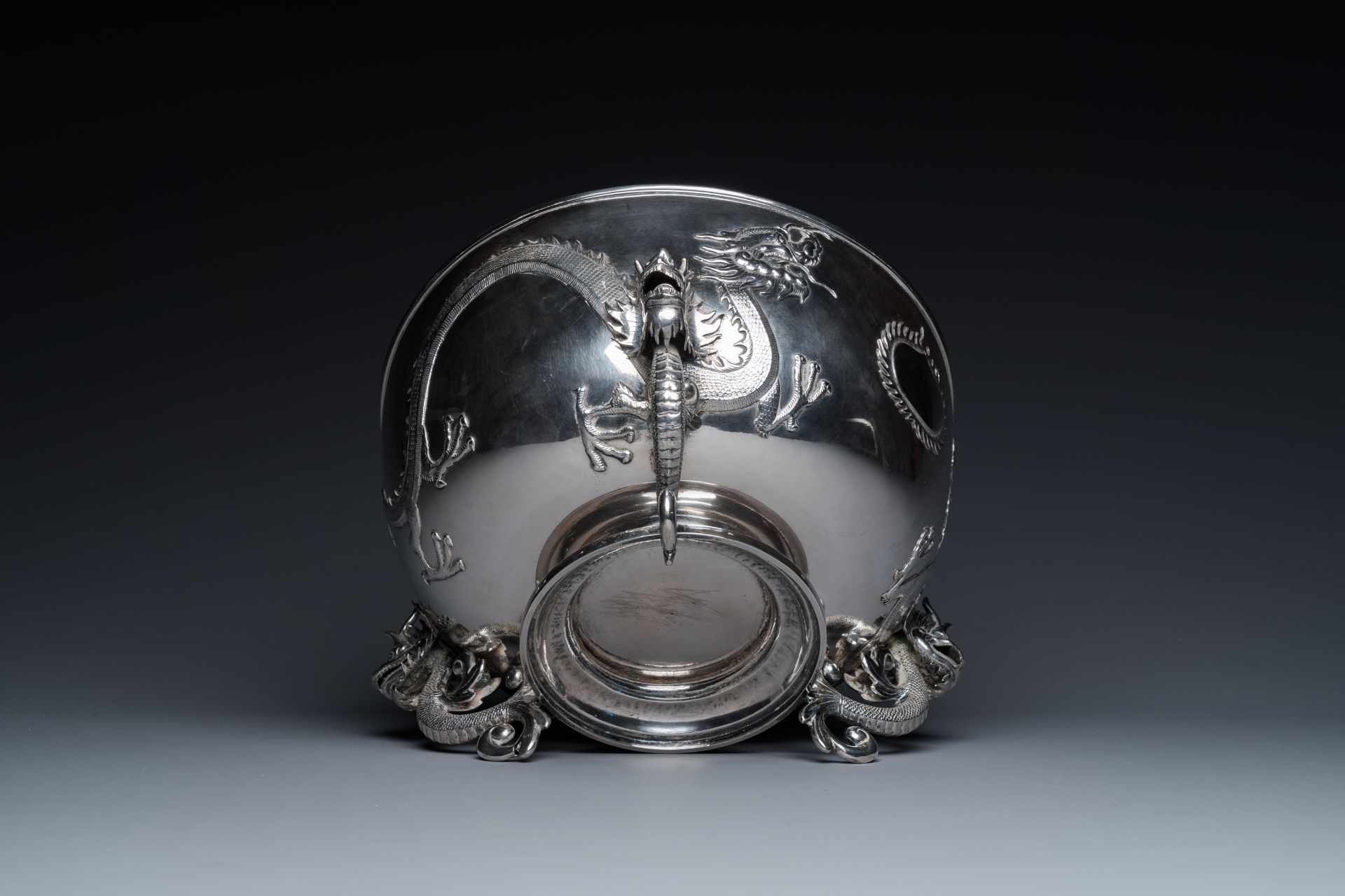 A large Chinese silver bowl resting on three dragon feet, marked for Kun He, Shanghai, 19/20th C. - Image 8 of 12