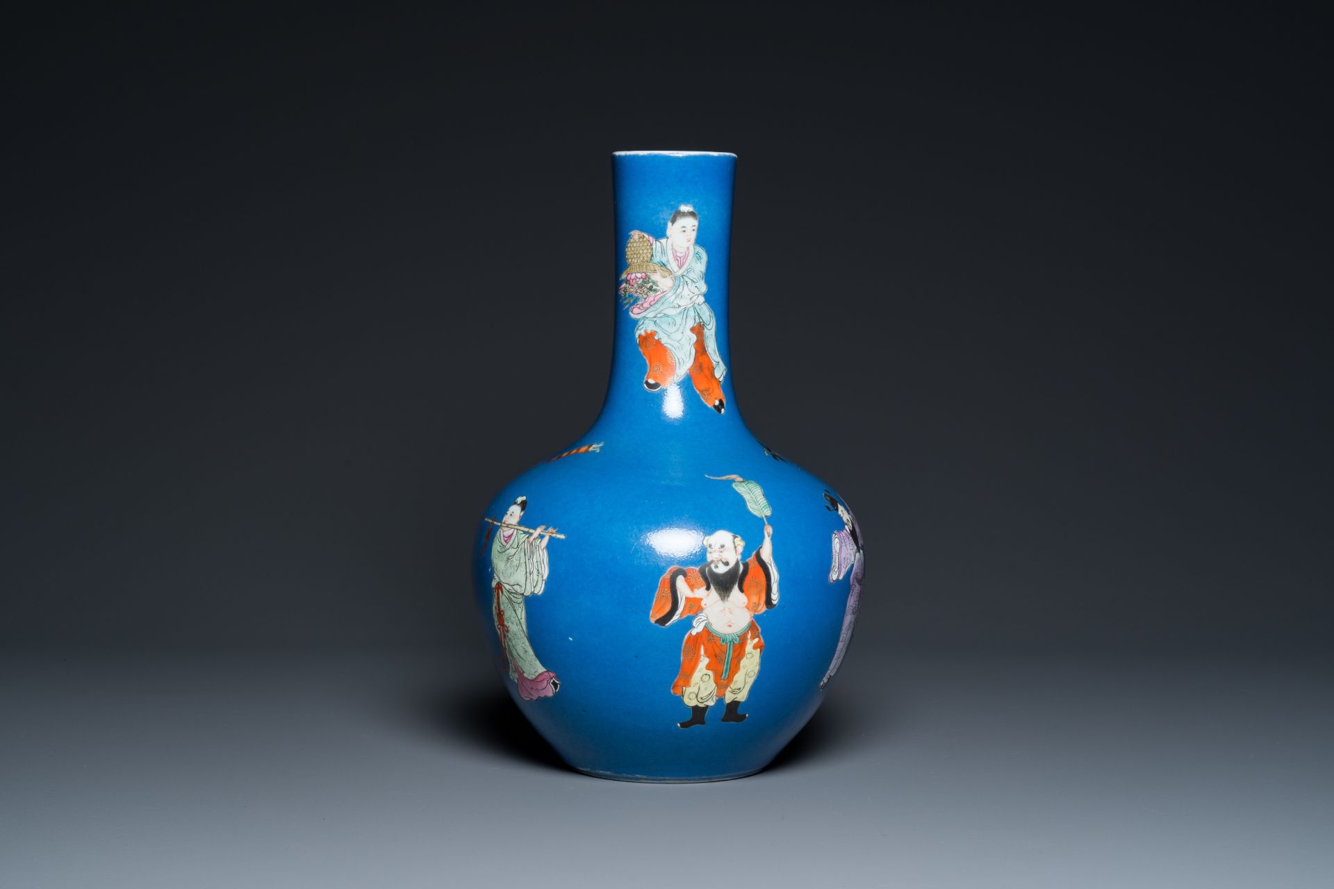 A Chinese blue-ground famille rose 'eight immortals' bottle vase, Qianlong mark, 19th C. - Bild 3 aus 6