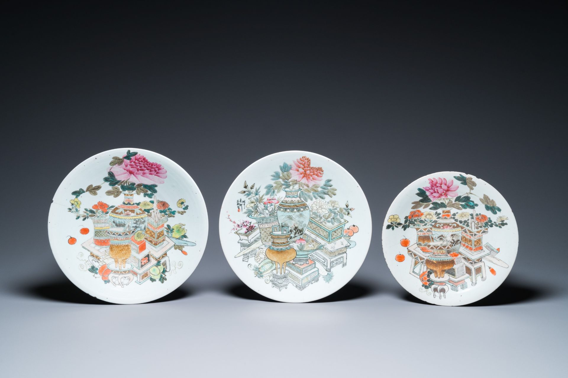 A varied collection of Chinese famille rose and qianjiang cai porcelain, 19/20th C. - Bild 4 aus 19