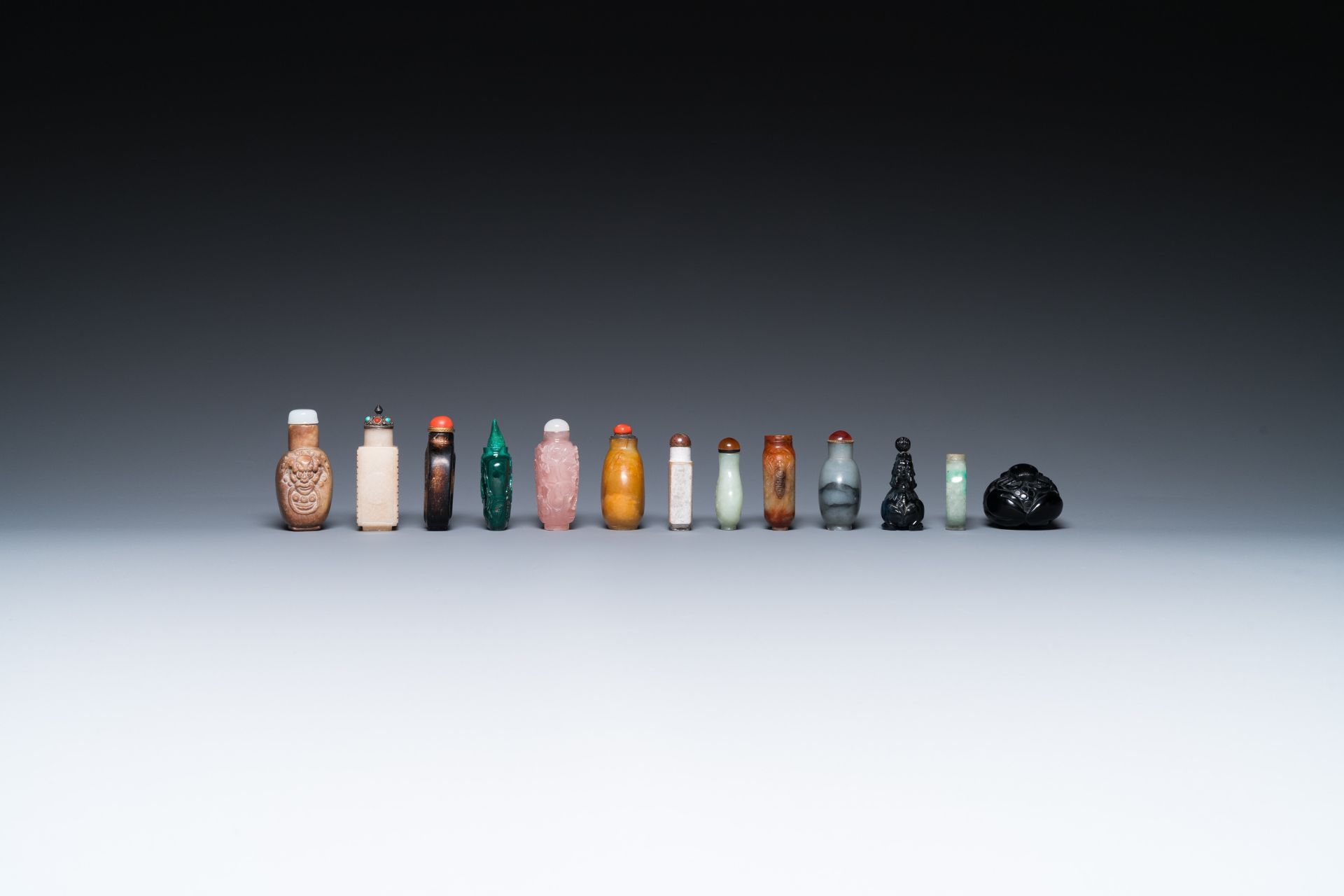 15 Chinese hardstone, glass and walnut snuff bottles, 19/20th C. - Image 5 of 15