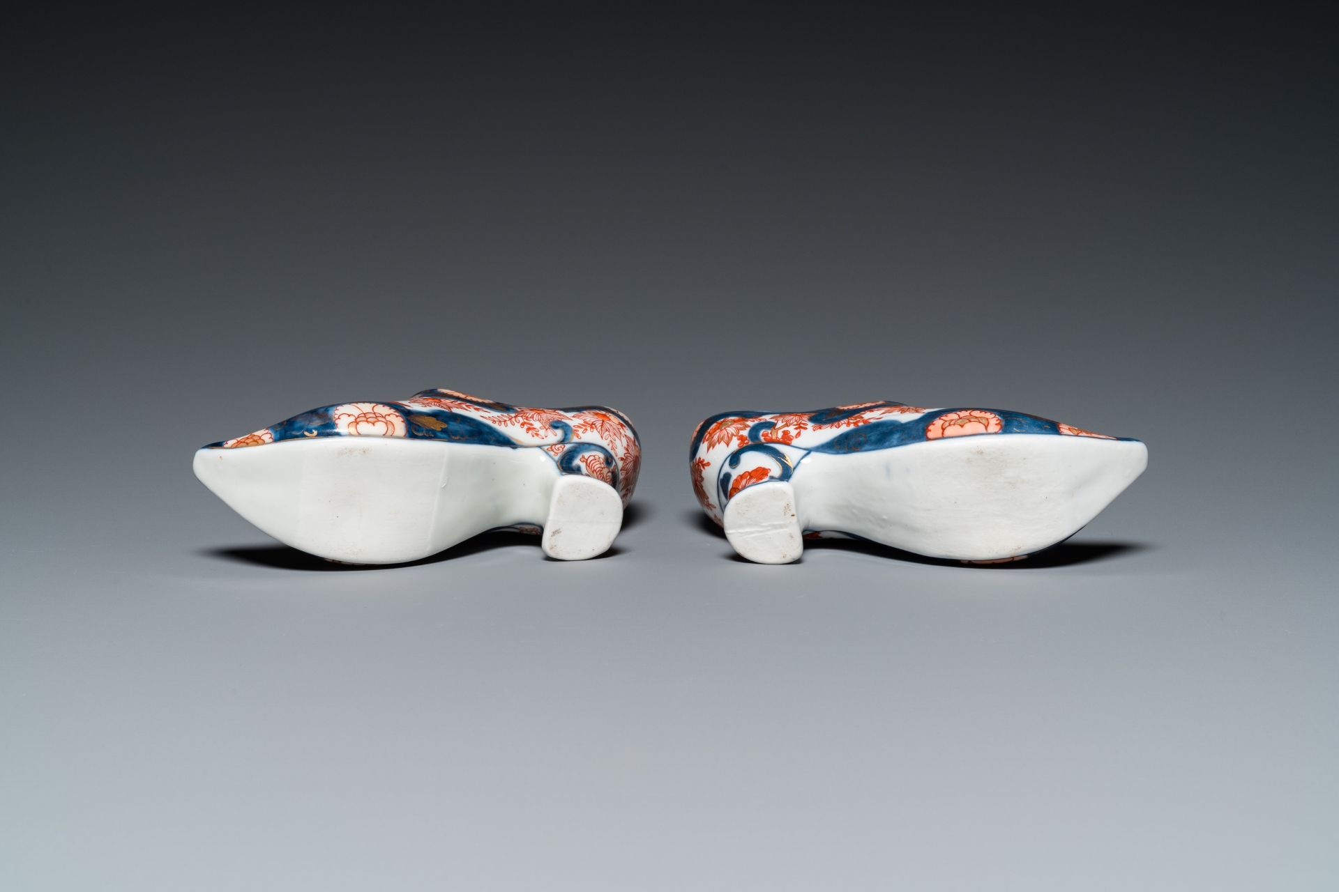 A pair of Imari-style miniature shoes after Dutch Delft examples, probably Samson, France, 19th C. - Image 7 of 7