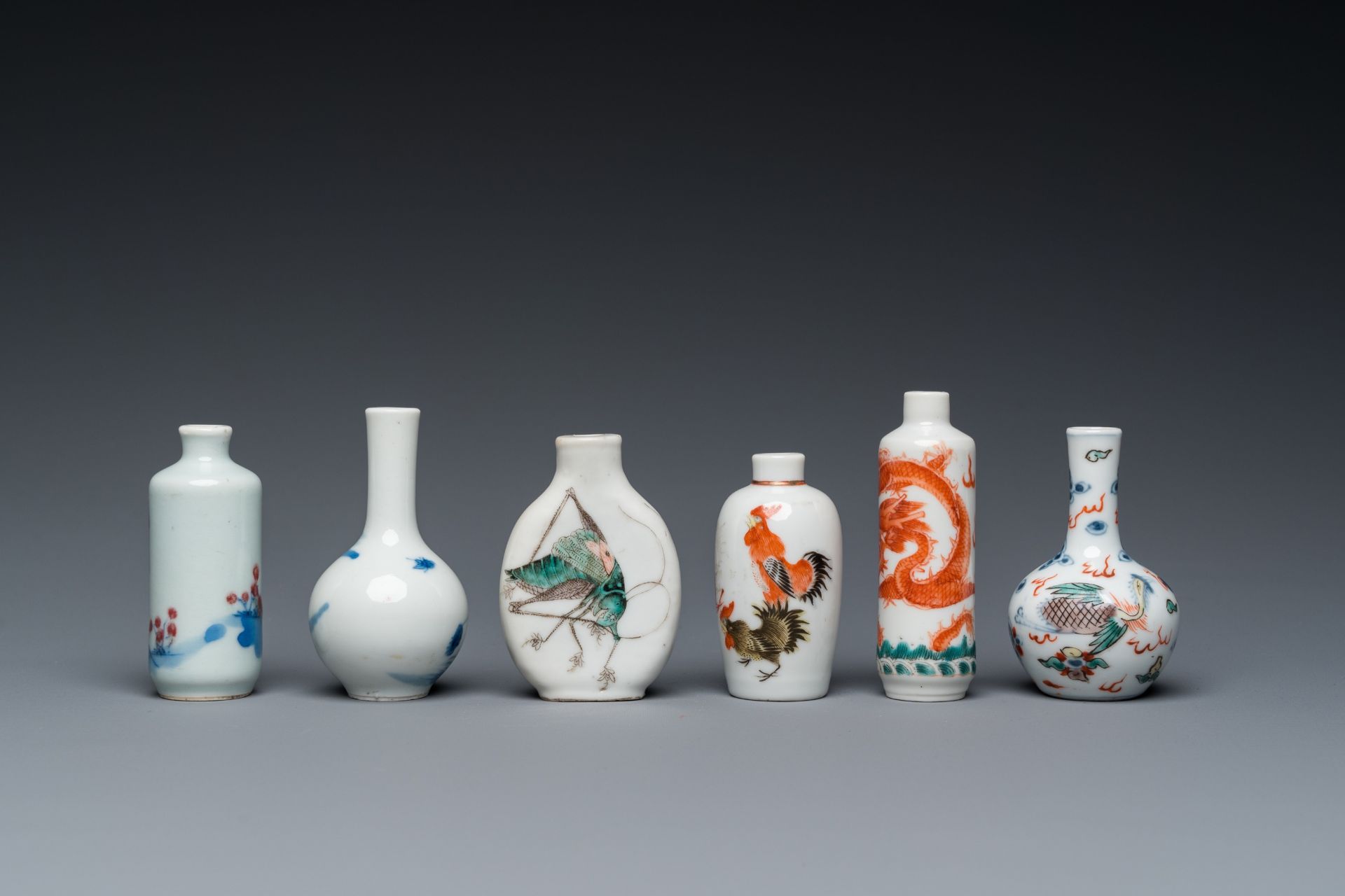 Four various Chinese snuff bottles and two miniature bottle vases, 19/20th C. - Bild 3 aus 7