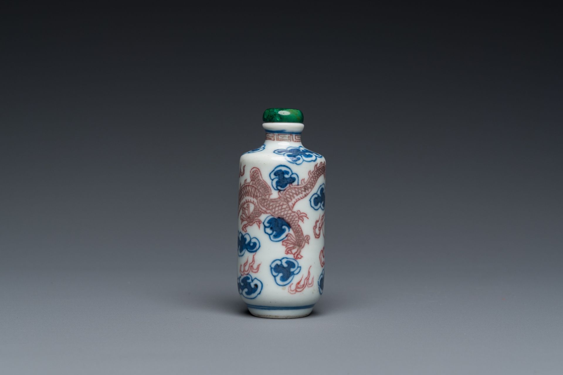 A Chinese blue, white and copper-red 'dragon' snuff bottle, Yongzheng mark, 19th C. - Image 3 of 6