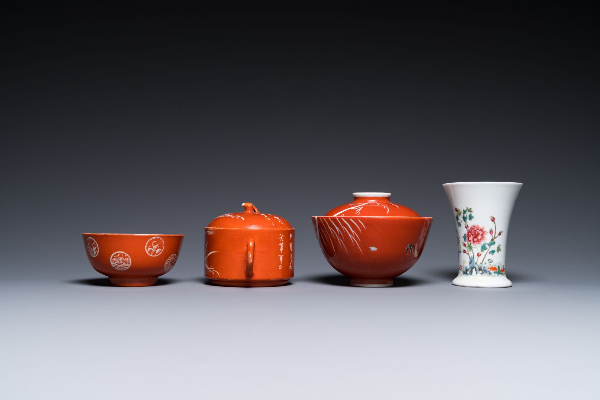 Four Chinese famille rose wares and three with coral-red-ground, 19/20th C. - Bild 5 aus 13