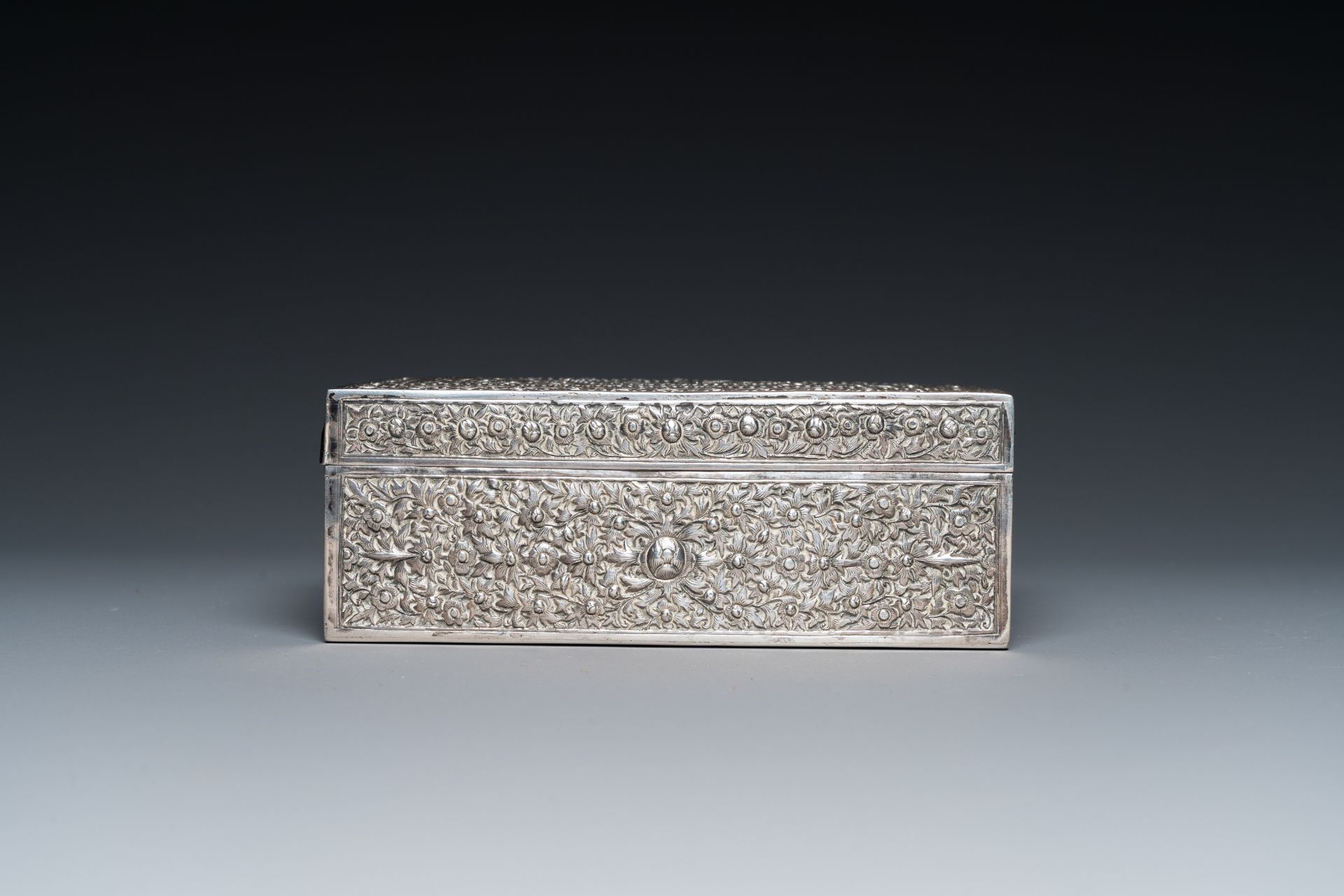 A rectangular Thai silver box, 19/20th C. - Image 2 of 8