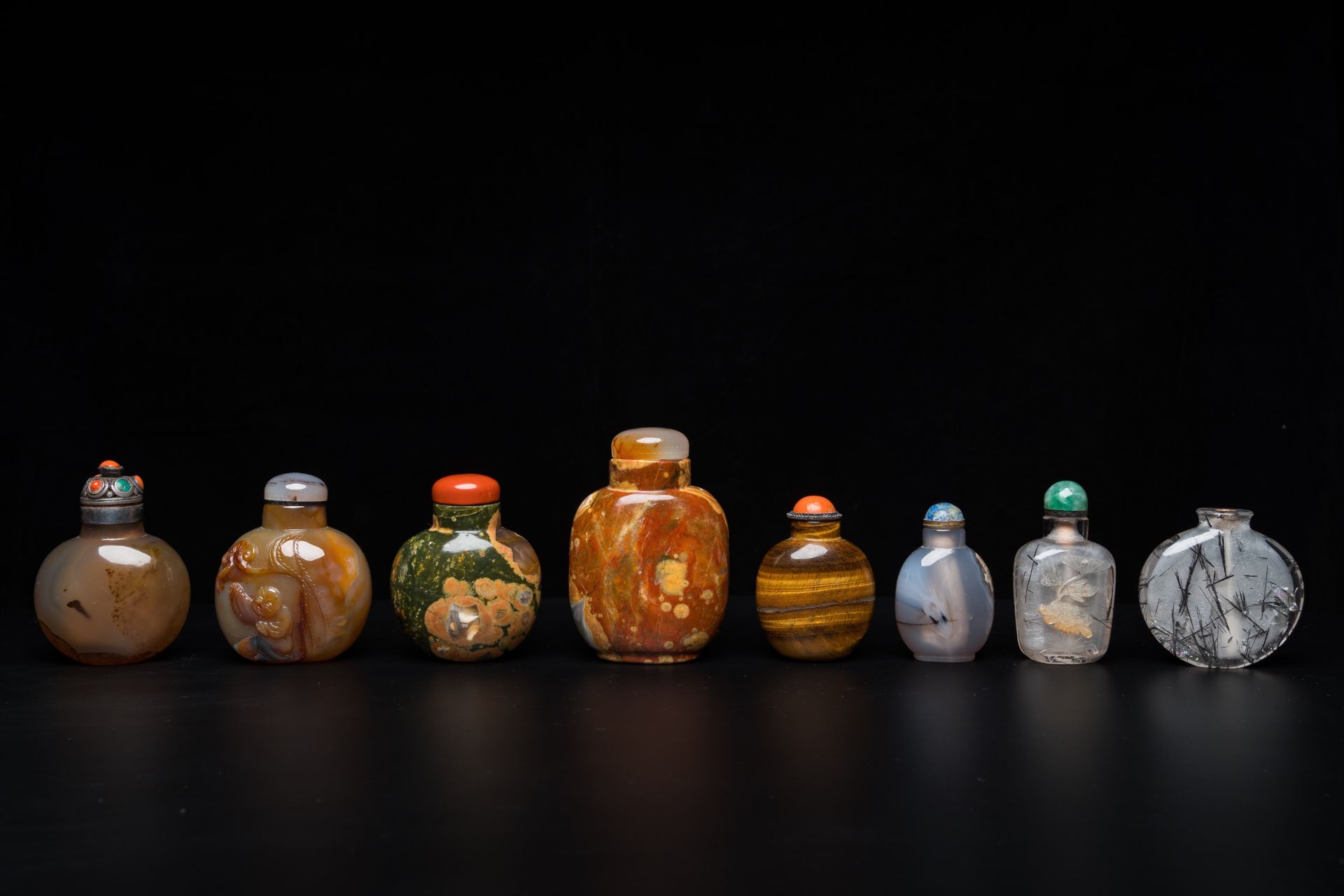 Eight Chinese agate, hardstone and quartz snuff bottles, 19/20th C. - Image 2 of 9