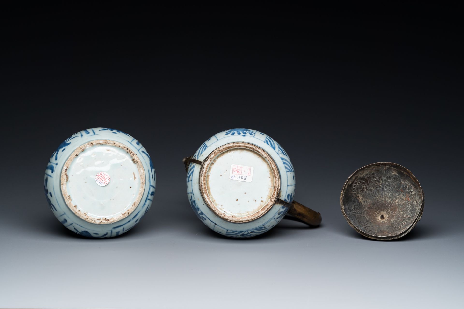 Two Chinese blue and white vases with bronze mounts for the Islamic market, Wanli - Bild 7 aus 7