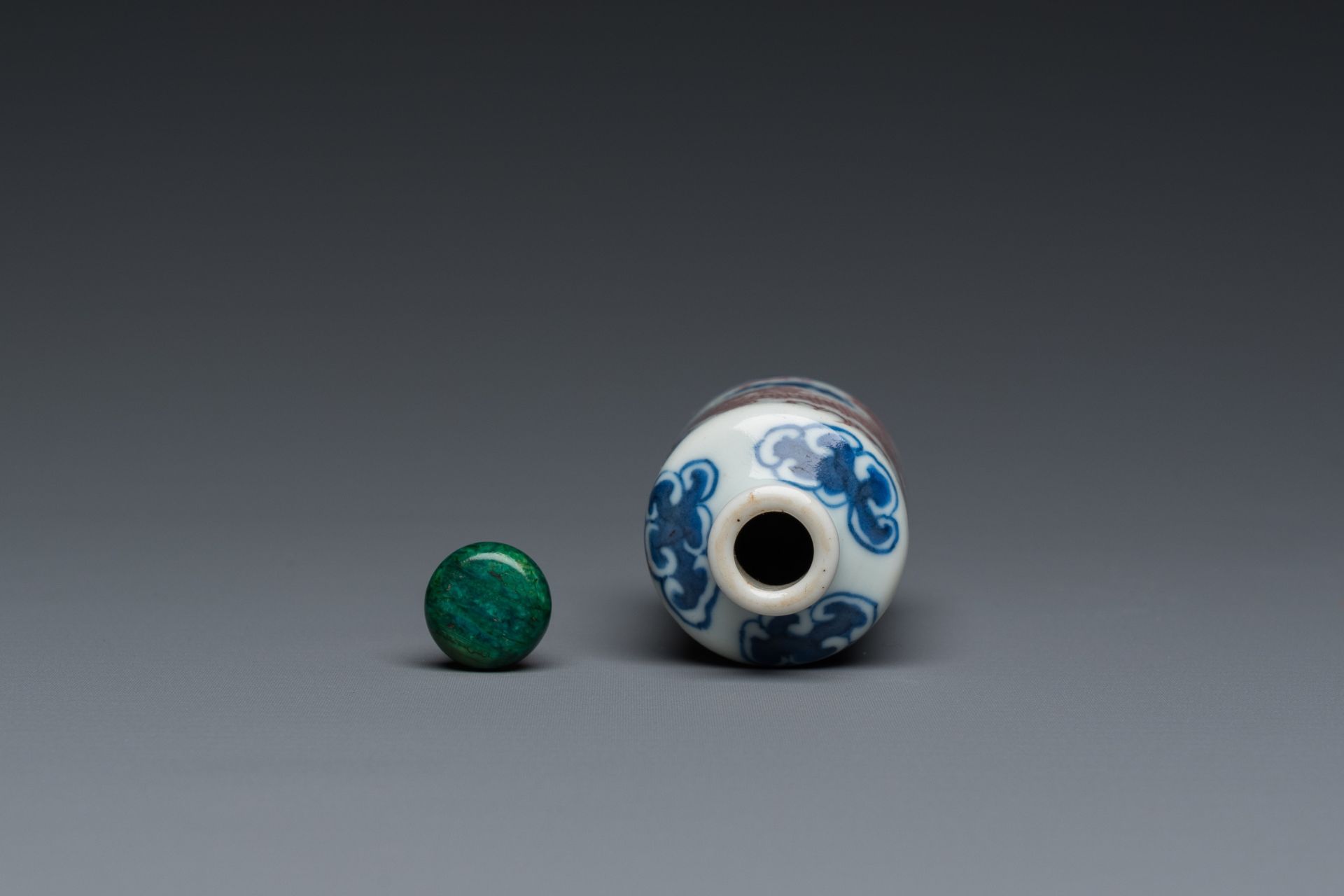 A Chinese blue, white and copper-red 'dragon' snuff bottle, Yongzheng mark, 19th C. - Image 5 of 6