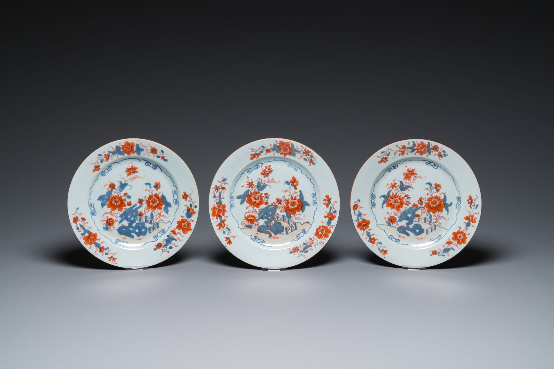 Eleven Chinese famille rose and Imari-style plates and a teapot with cover, Kangxi/Qianlong - Image 6 of 13
