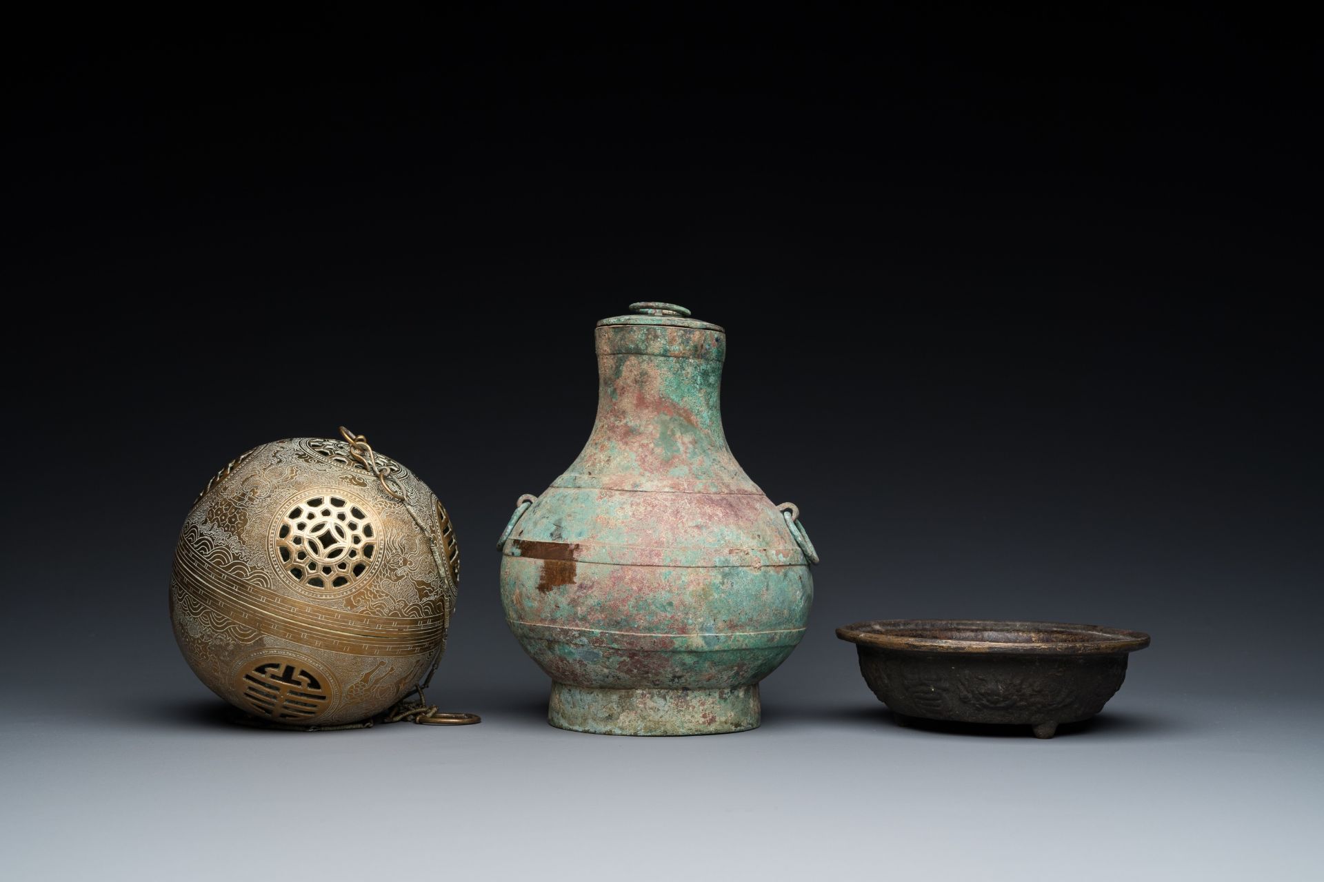 A varied collection of Chinese and Tibetan bronze, brass and wood objects, 19/20th C. - Bild 8 aus 13