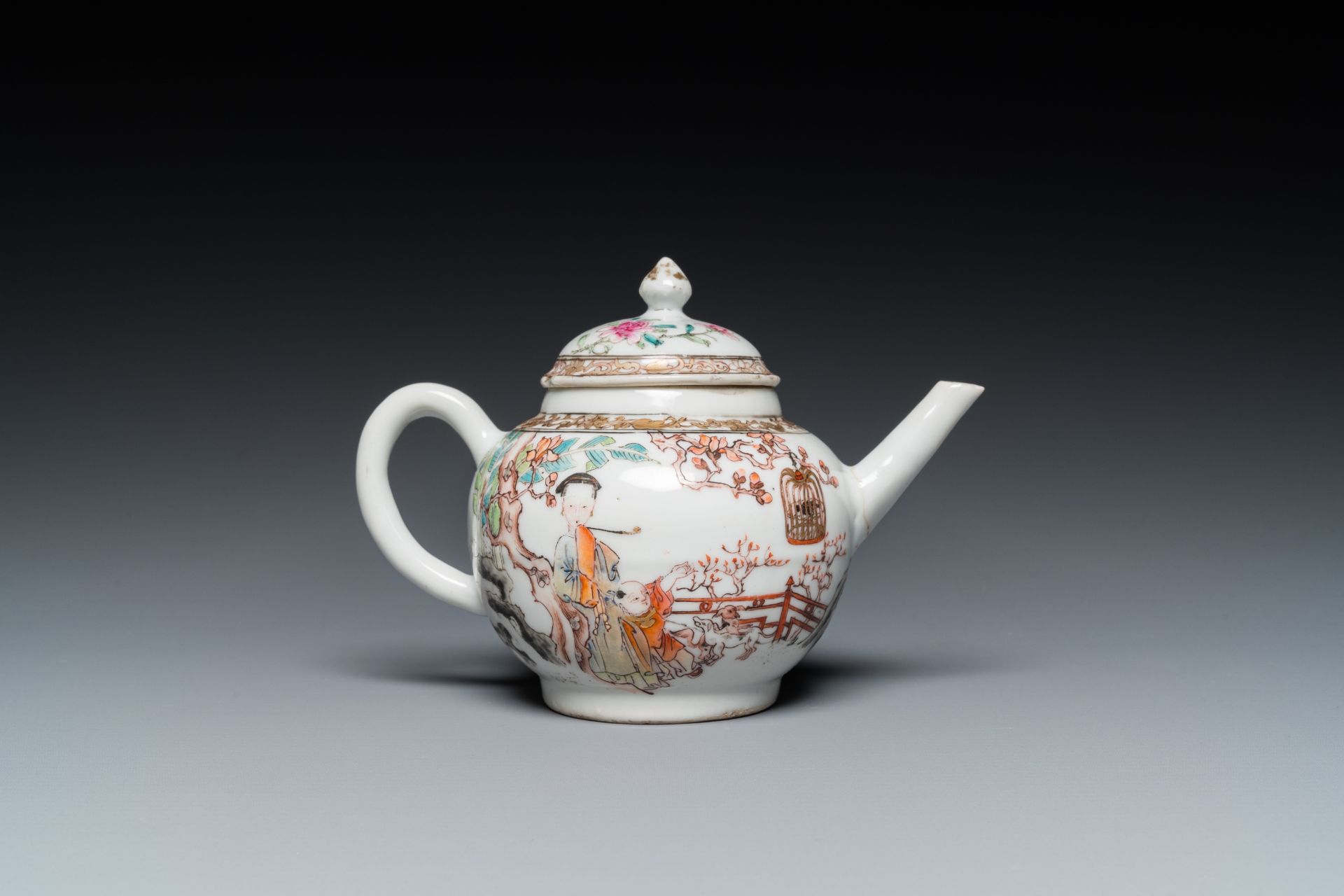 A fine Chinese famille rose teapot and cover, Yongzheng - Bild 4 aus 7