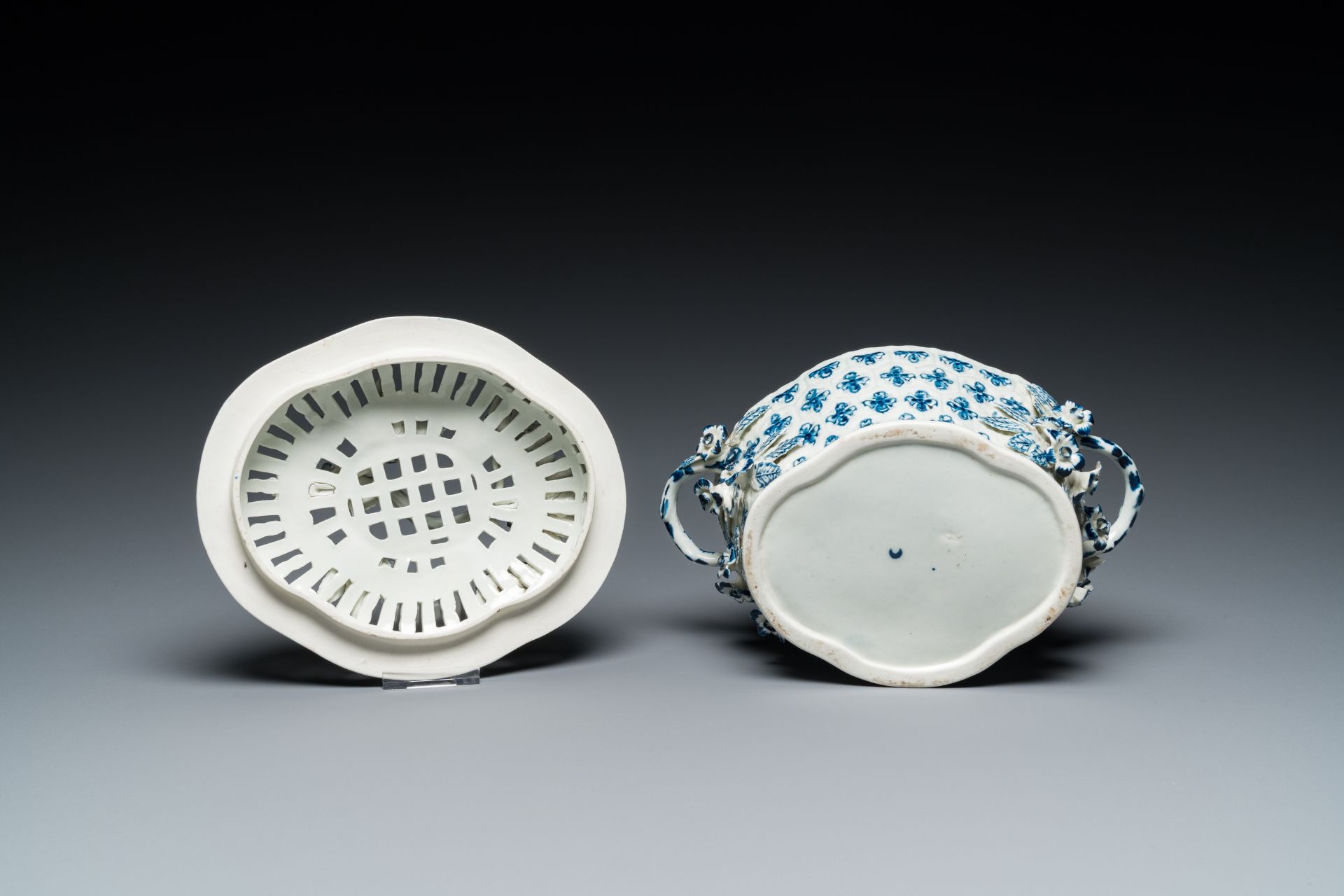 A blue and white tureen with reticulated cover, Worcester, England, 18th C. - Image 7 of 7