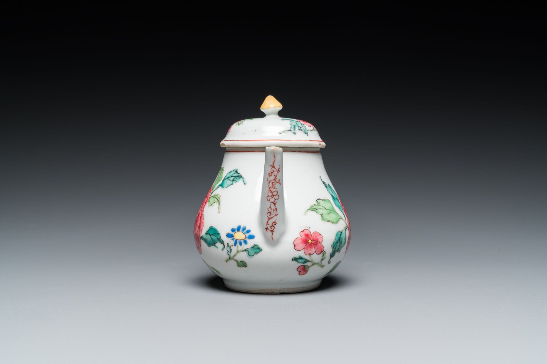A Chinese famille rose 'peony' teapot and cover, Yongzheng - Bild 3 aus 7