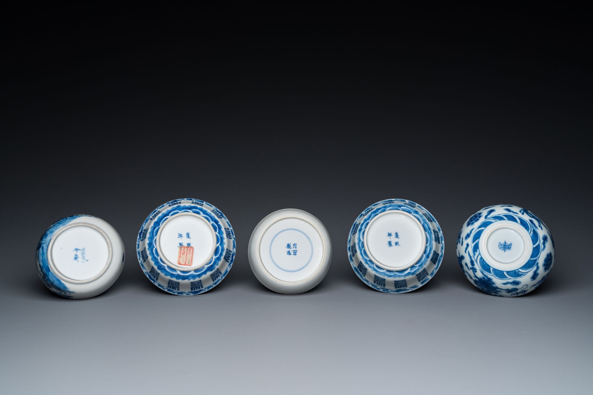 Five Chinese blue and white bowls, 19/20th C. - Bild 7 aus 7