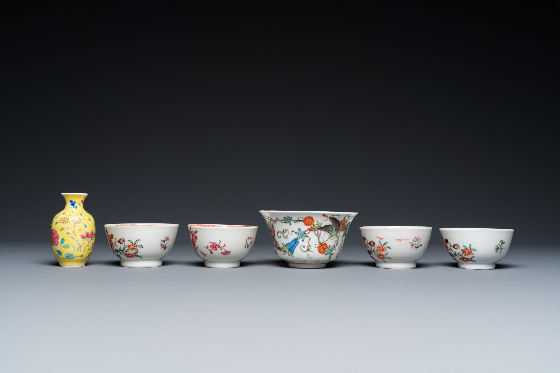 A varied collection of Chinese blue, white and famille rose porcelain, Yongzheng and later - Bild 9 aus 13