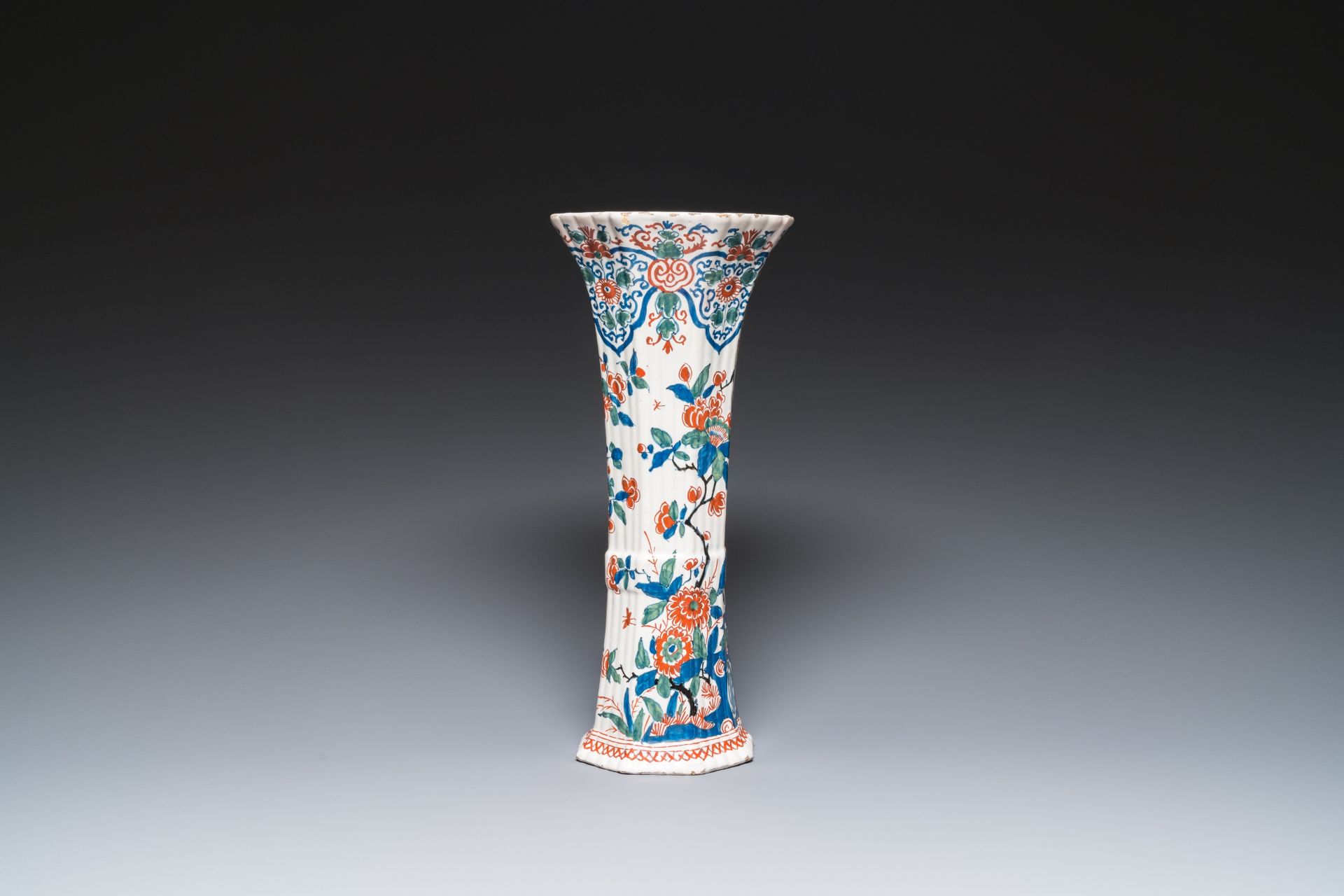 A ribbed Dutch Delft cashmere palette beaker vase, 1st quarter 18th C. - Image 2 of 6