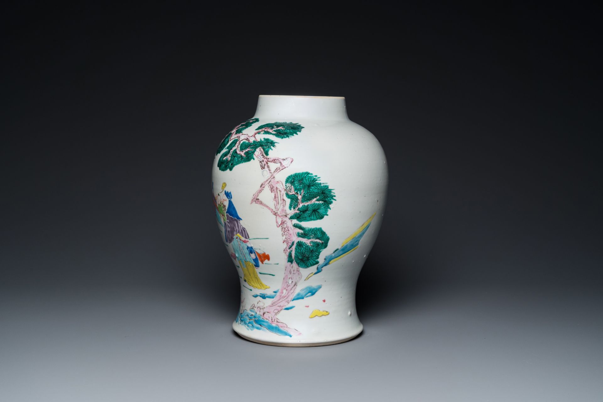 A Chinese famille rose 'Sanxing' vase, Yongzheng - Bild 2 aus 6