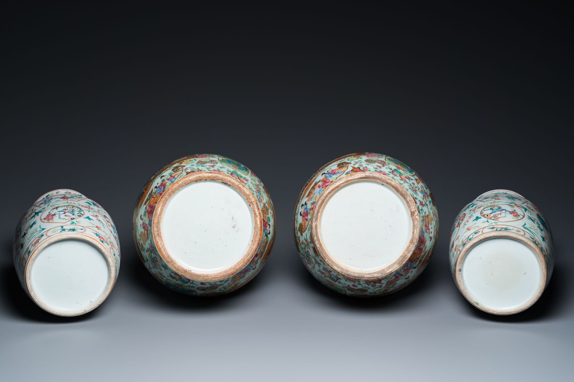 Two pairs of Chinese famille rose vases, 19th C. - Bild 7 aus 7