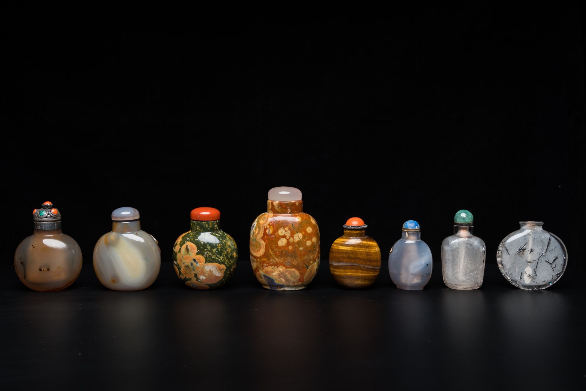 Eight Chinese agate, hardstone and quartz snuff bottles, 19/20th C. - Image 3 of 9