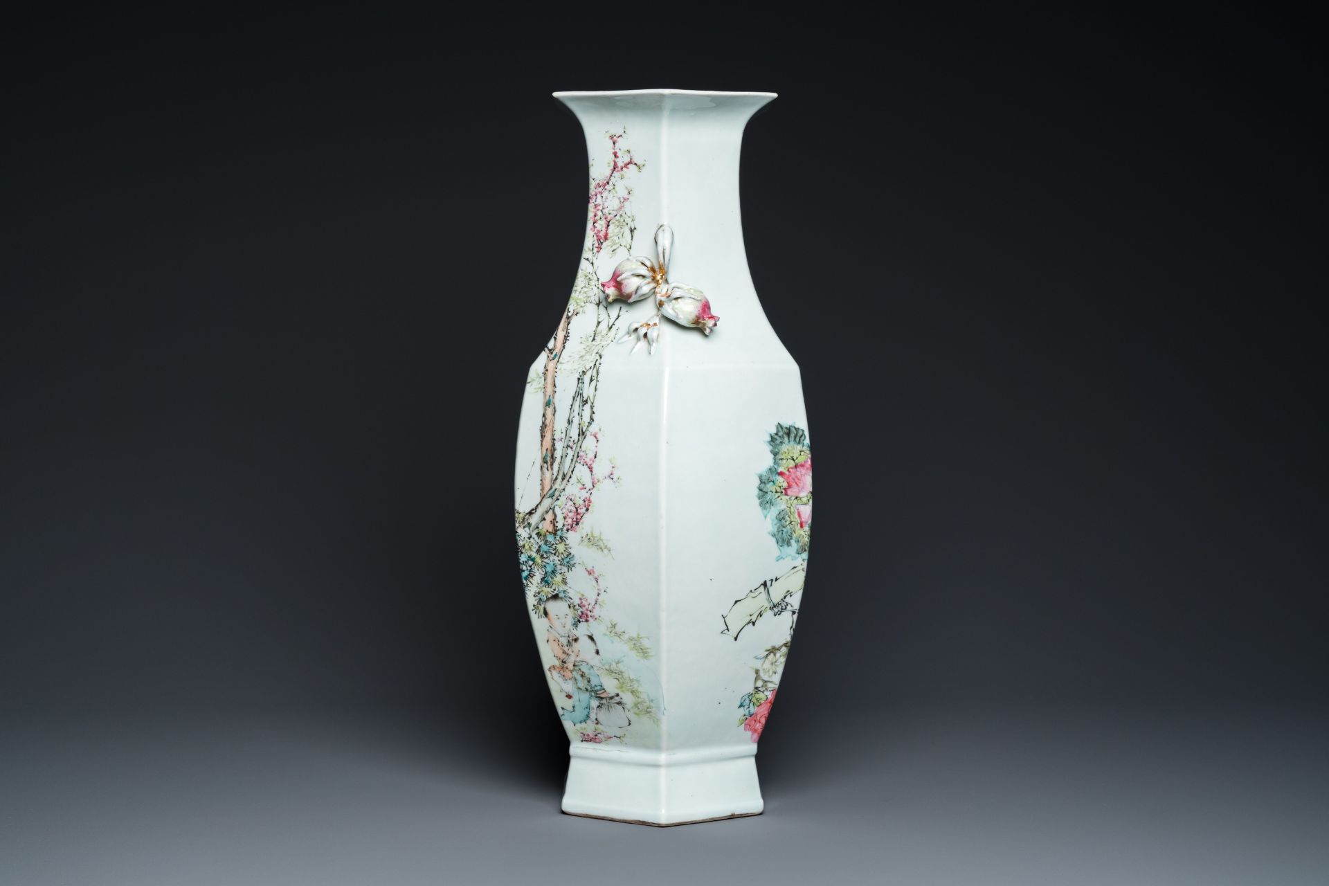 A fine Chinese hexagonal qianjiang cai vase, signed Ma Qingyun é¦¬æ…¶é›², dated 1917 - Bild 2 aus 6