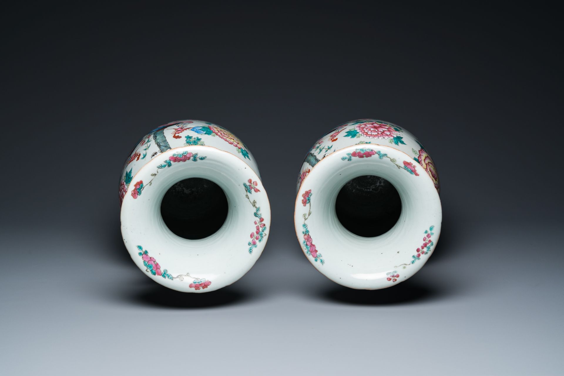 A pair of Chinese famille rose 'phoenixes and pheasants' vases, 19th C. - Image 5 of 6