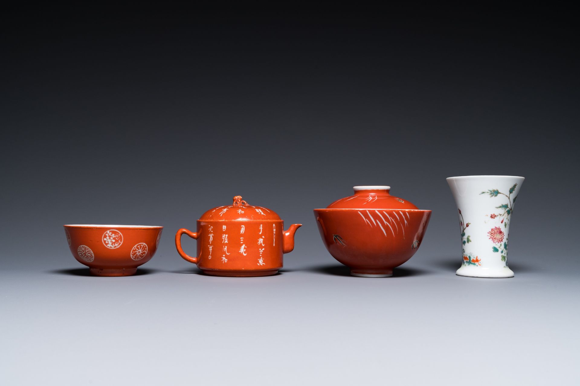 Four Chinese famille rose wares and three with coral-red-ground, 19/20th C. - Bild 4 aus 13