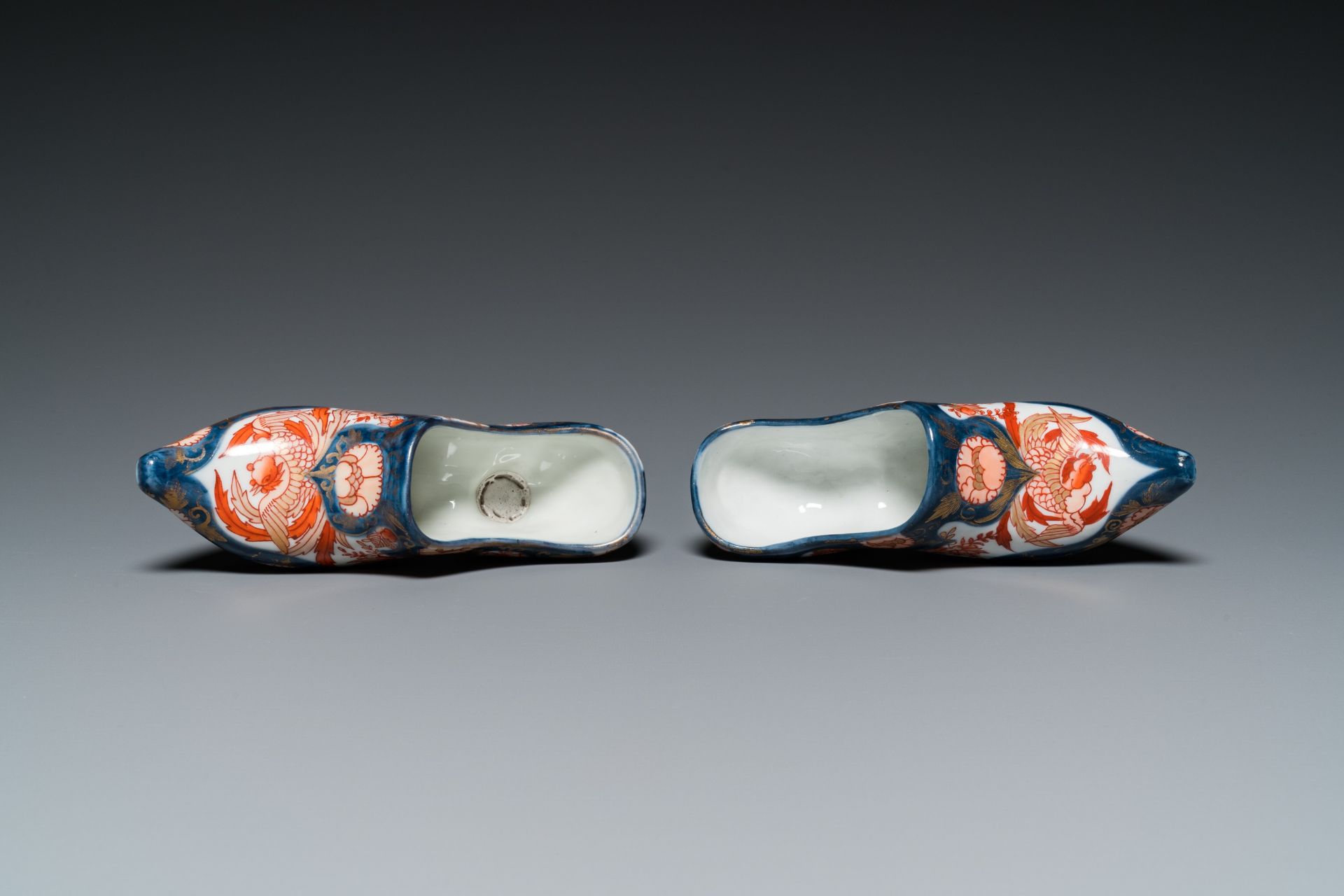 A pair of Imari-style miniature shoes after Dutch Delft examples, probably Samson, France, 19th C. - Image 6 of 7