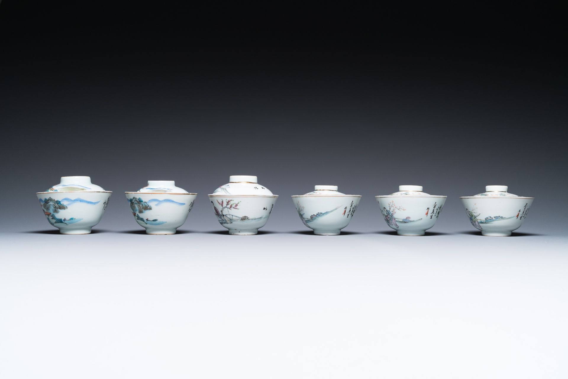 A varied collection of Chinese famille rose and qianjiang cai porcelain, 19th/20th C. - Bild 14 aus 20