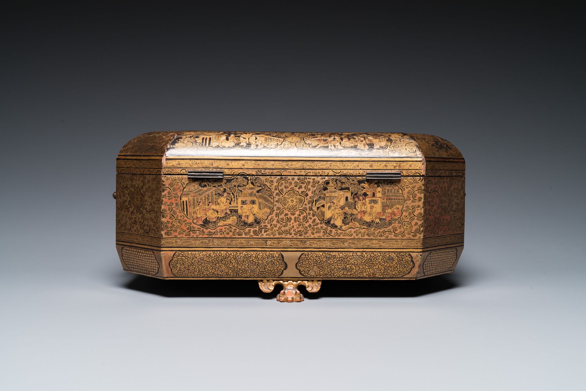 Two Chinese Canton famille rose bowls, a vase and a gilt-lacquered box, Qianlong and later - Bild 19 aus 22