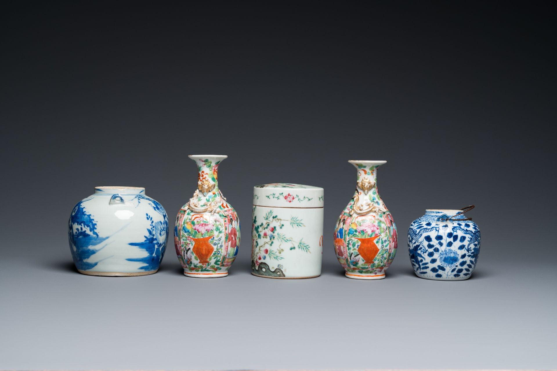 An extensive collection of varied Chinese porcelain wares, 19/20th C. - Image 9 of 15