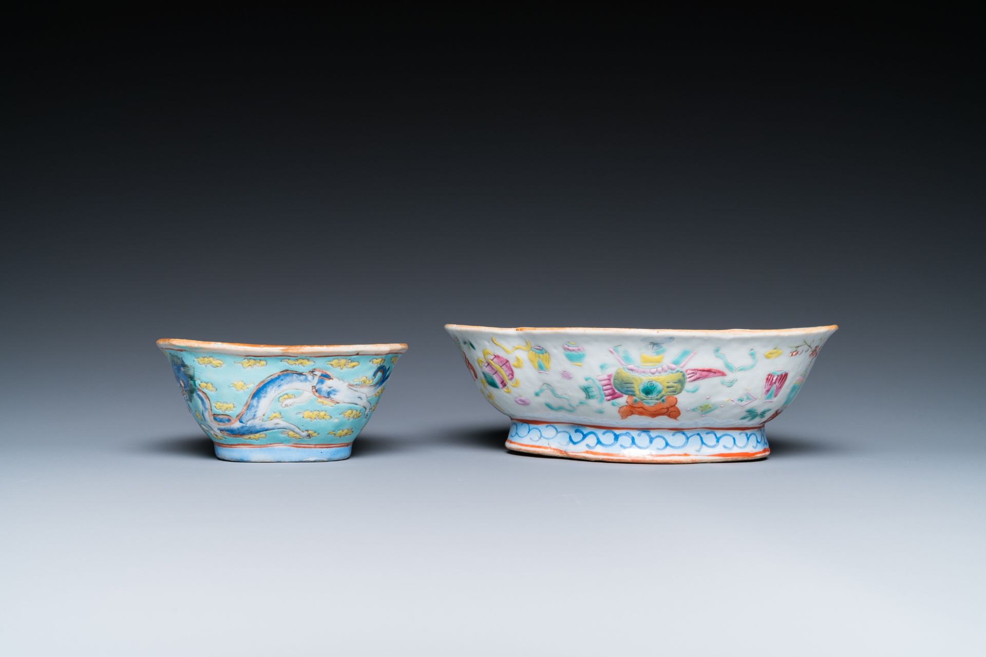 A varied collection of Chinese famille rose and qianjiang cai porcelain, 19/20th C. - Bild 16 aus 19