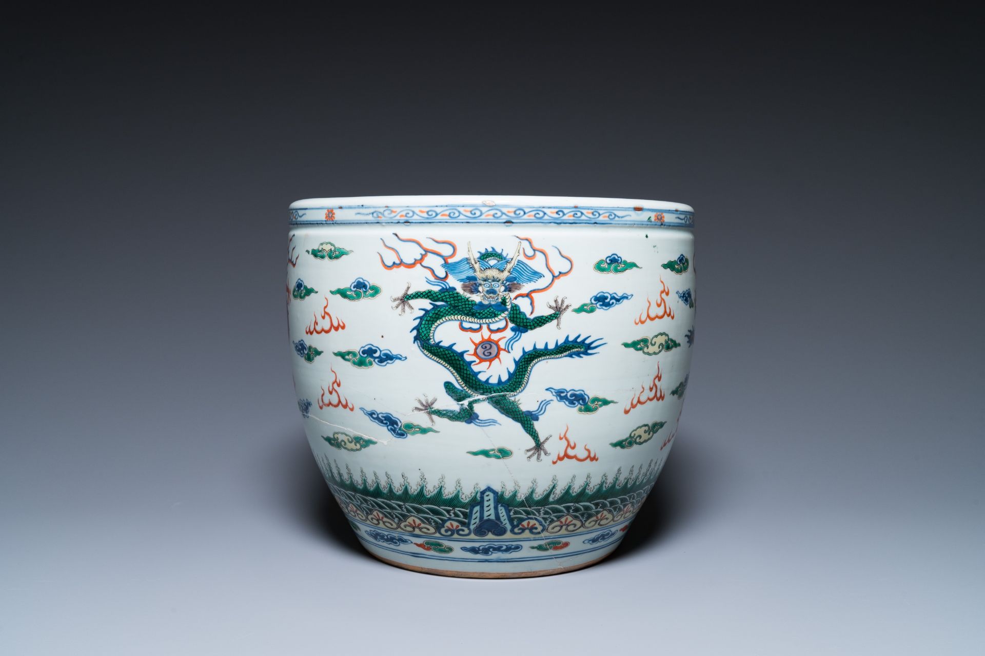 A Chinese blue and white celadon-ground vase, a pair of Nanking vases and a famille verte fish bowl, - Bild 17 aus 19