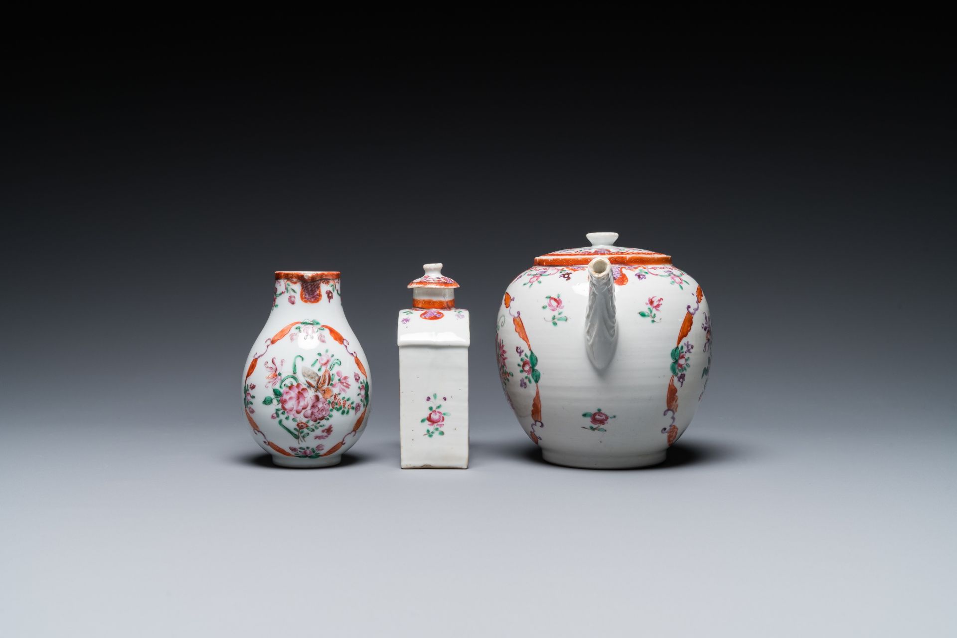 A Chinese famille rose 20-piece tea service with floral design, Qianlong - Image 7 of 17