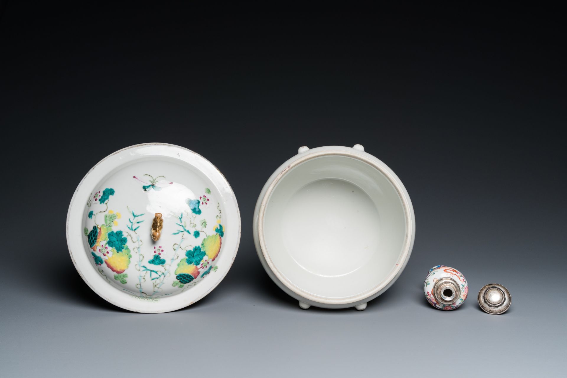 A Chinese silver-mounted famille rose vase and a covered bowl, 19th C. - Bild 6 aus 7