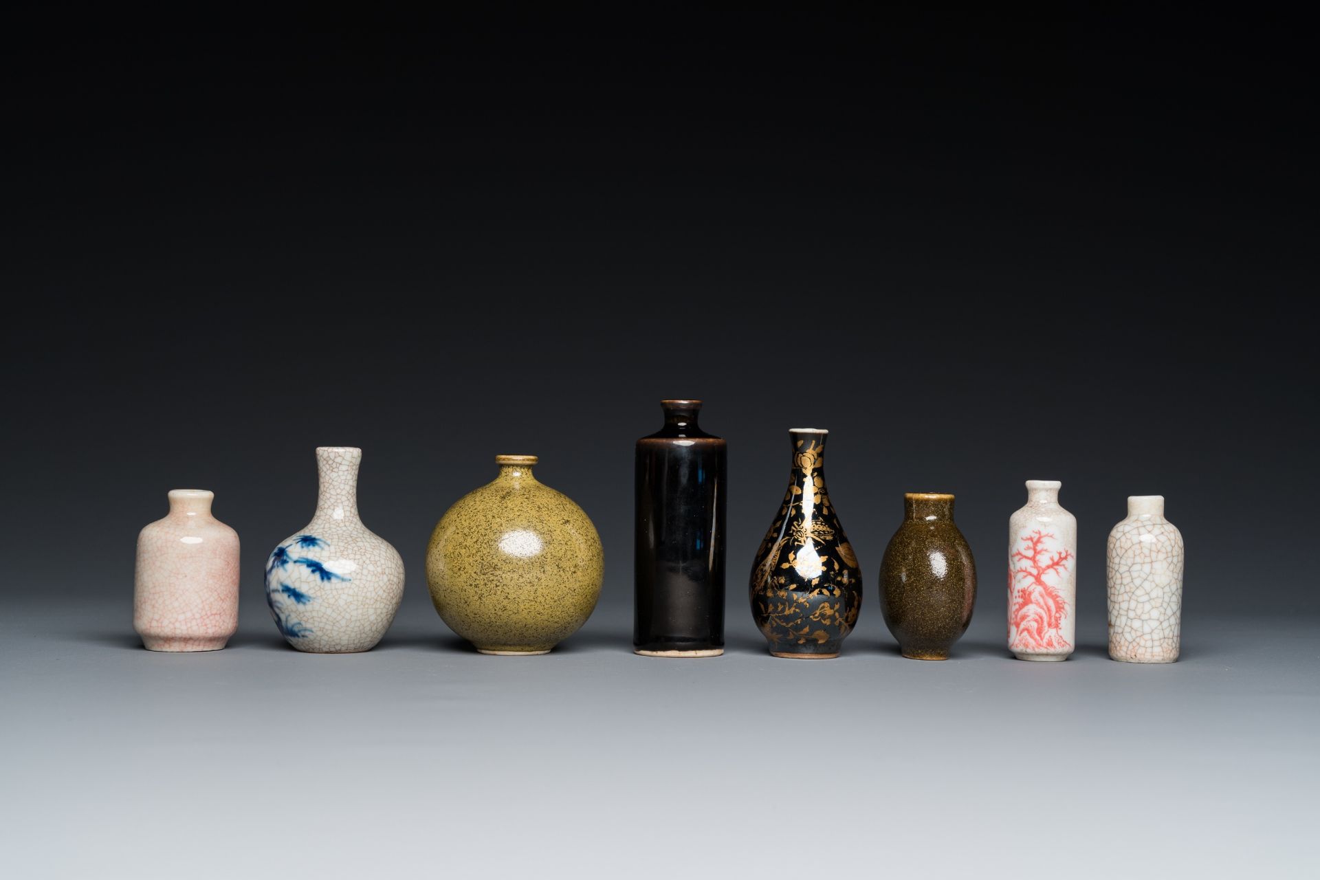 Five various Chinese snuff bottles and three miniature vases, 19/20th C. - Bild 3 aus 7