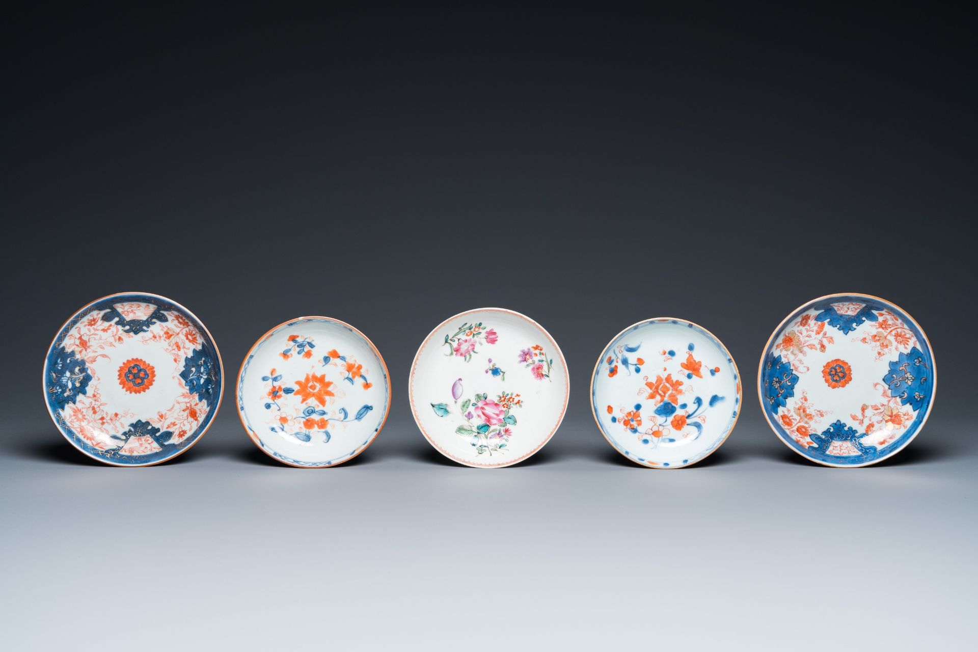 A varied collection of Chinese cups and saucers, 18/19th C. - Bild 2 aus 13